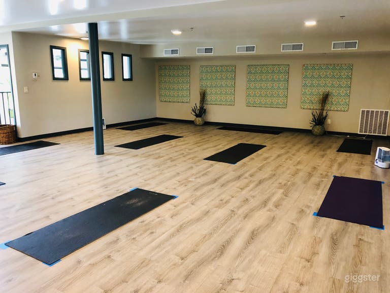 Sala principal de yoga en el piso superior
 