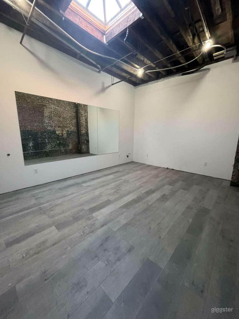  Room1– Spacious Mirrored Dance Studio for Rehearsals & Class 