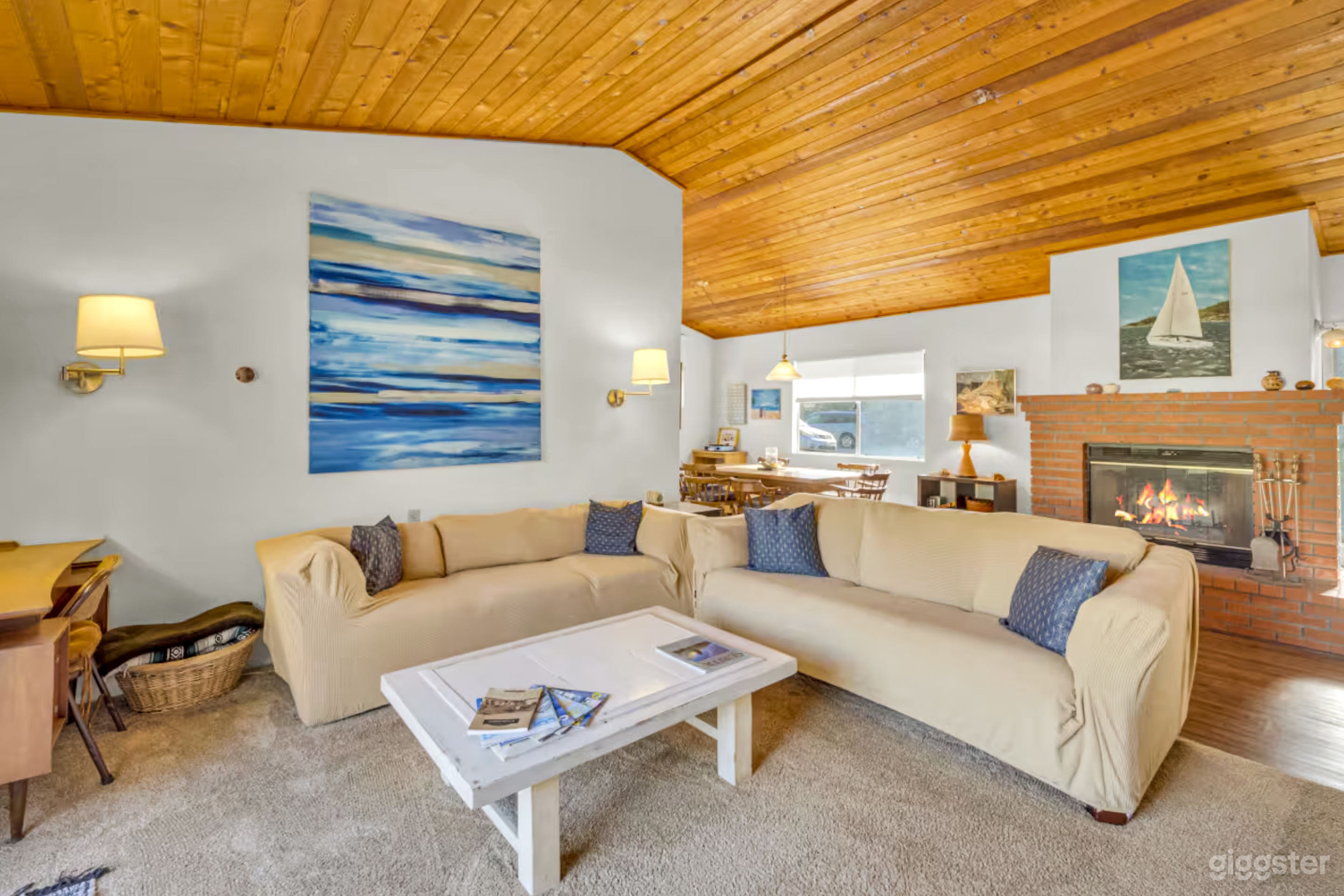 Versatile Modern Home with Natural Light Photo 4