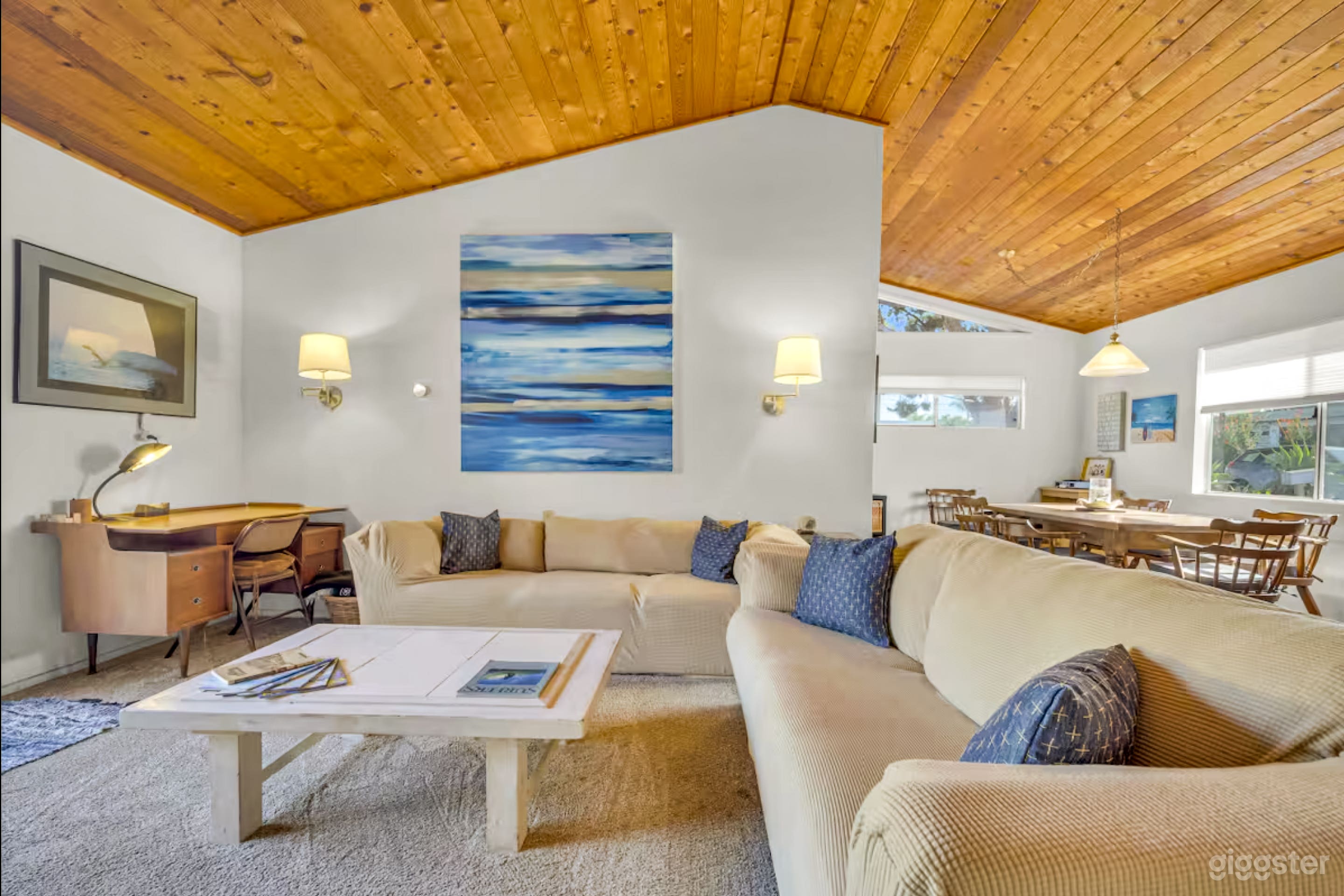 Versatile Modern Home with Natural Light Photo 2