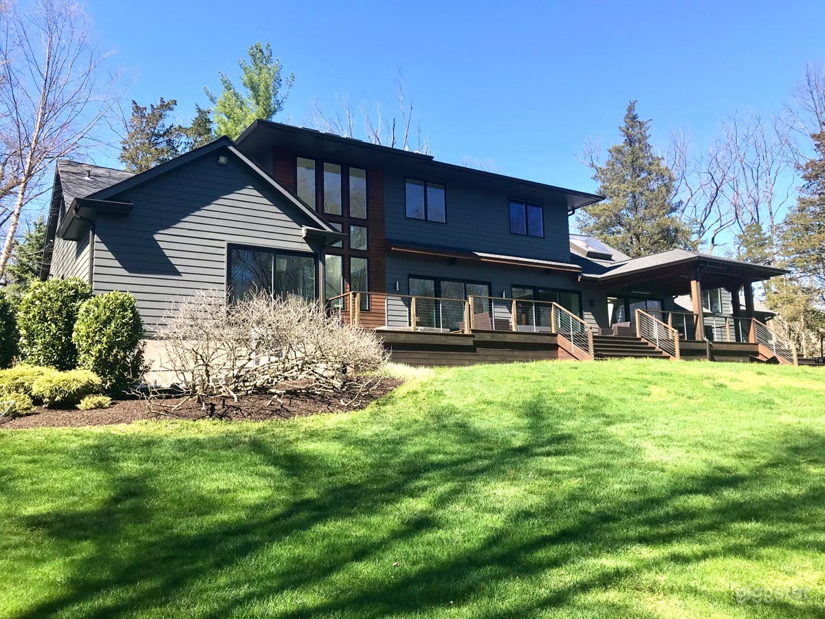 Stylish, modern home on 4+ acre property Photo 3