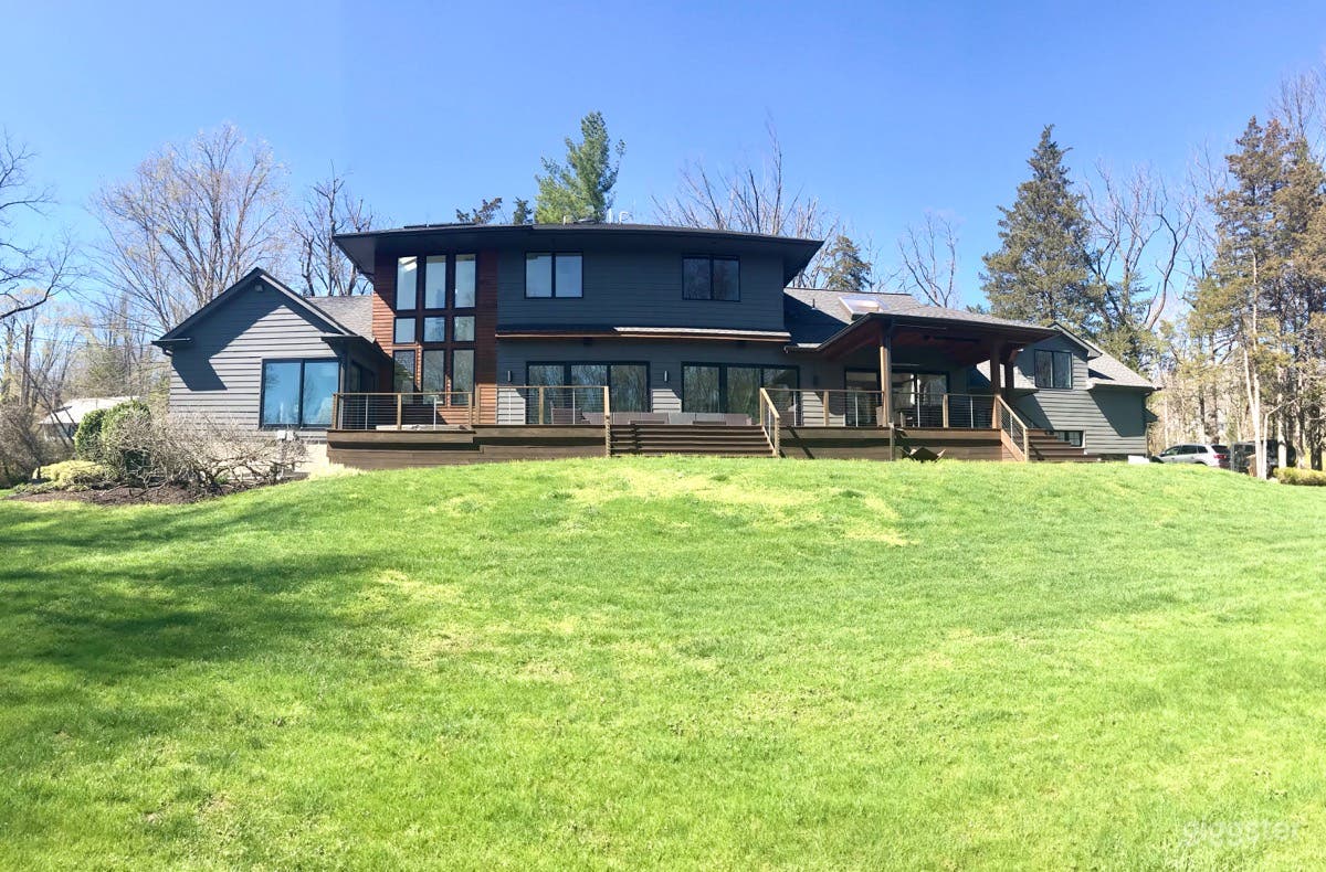 Stylish, modern home on 4+ acre property Photo 1