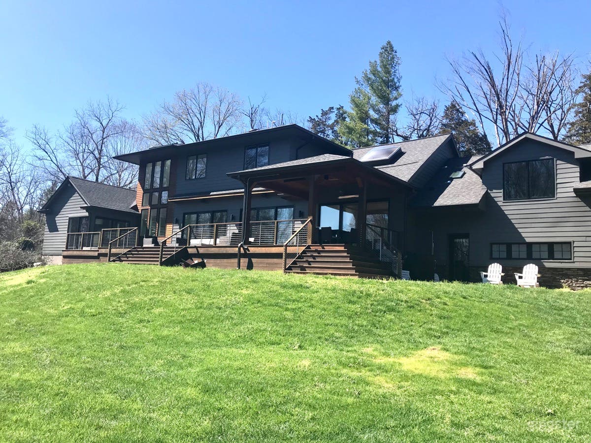 Stylish, modern home on 4+ acre property Photo 2