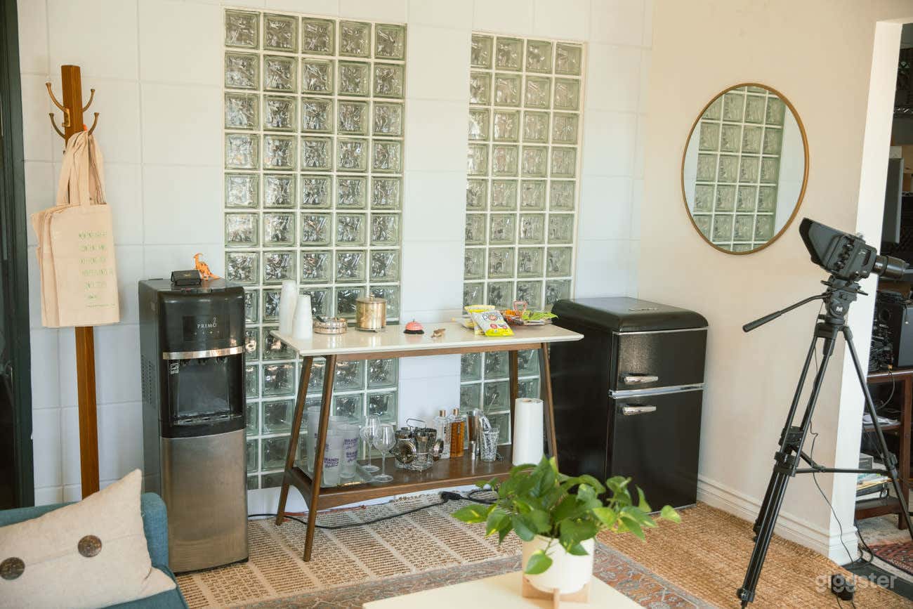 Podcast Studio (w/ two looks) on Melrose Photo 4