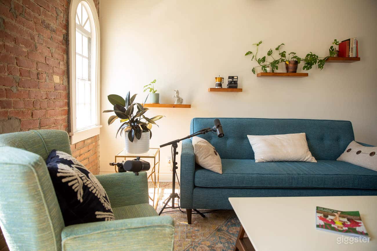 Podcast Studio (w/ two looks) on Melrose Photo 3