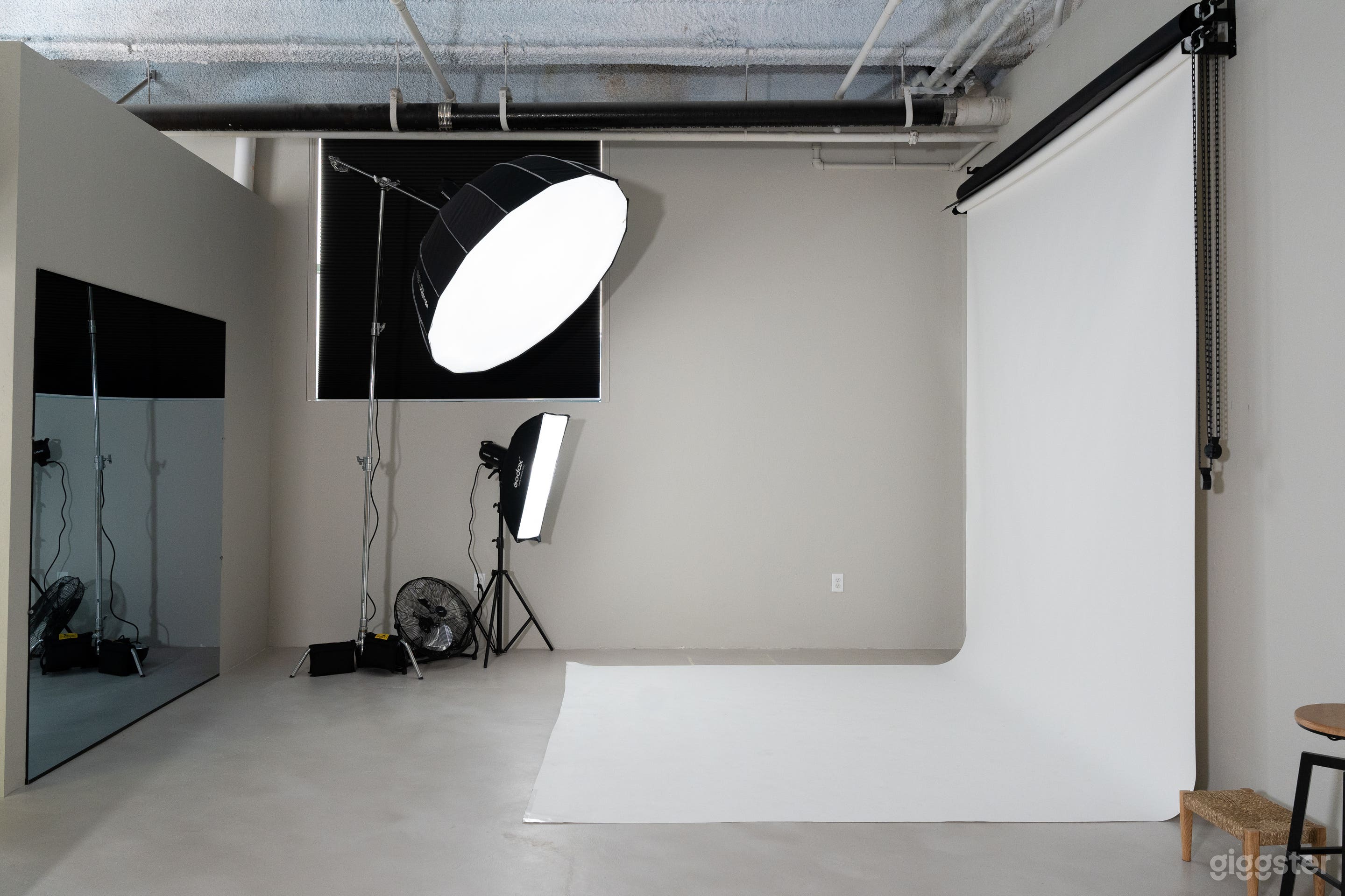 Big mirror is built in and available for use. Backdrop colors: white, black, creamy.