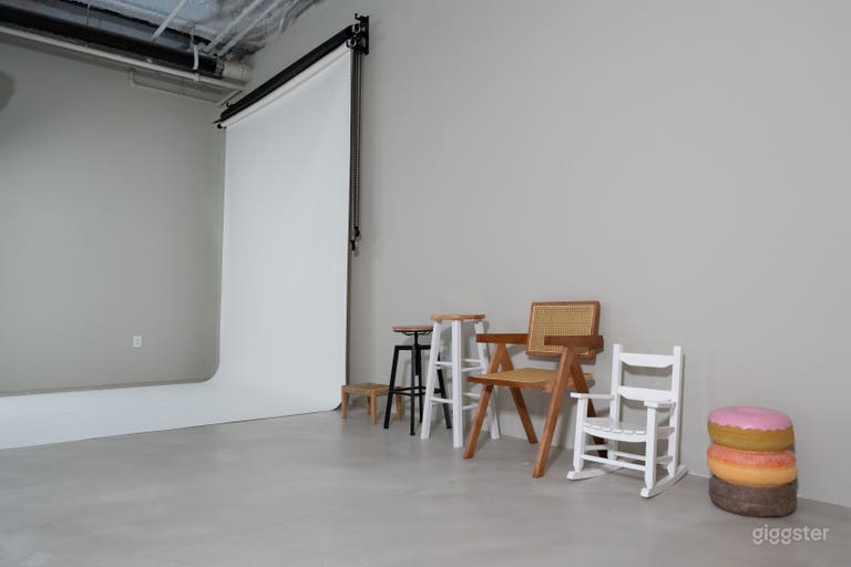  Variety of chairs, fan, steamer are available for use. 