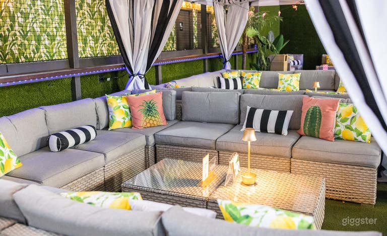  Vibrant and Dynamic Entertainment Venue 