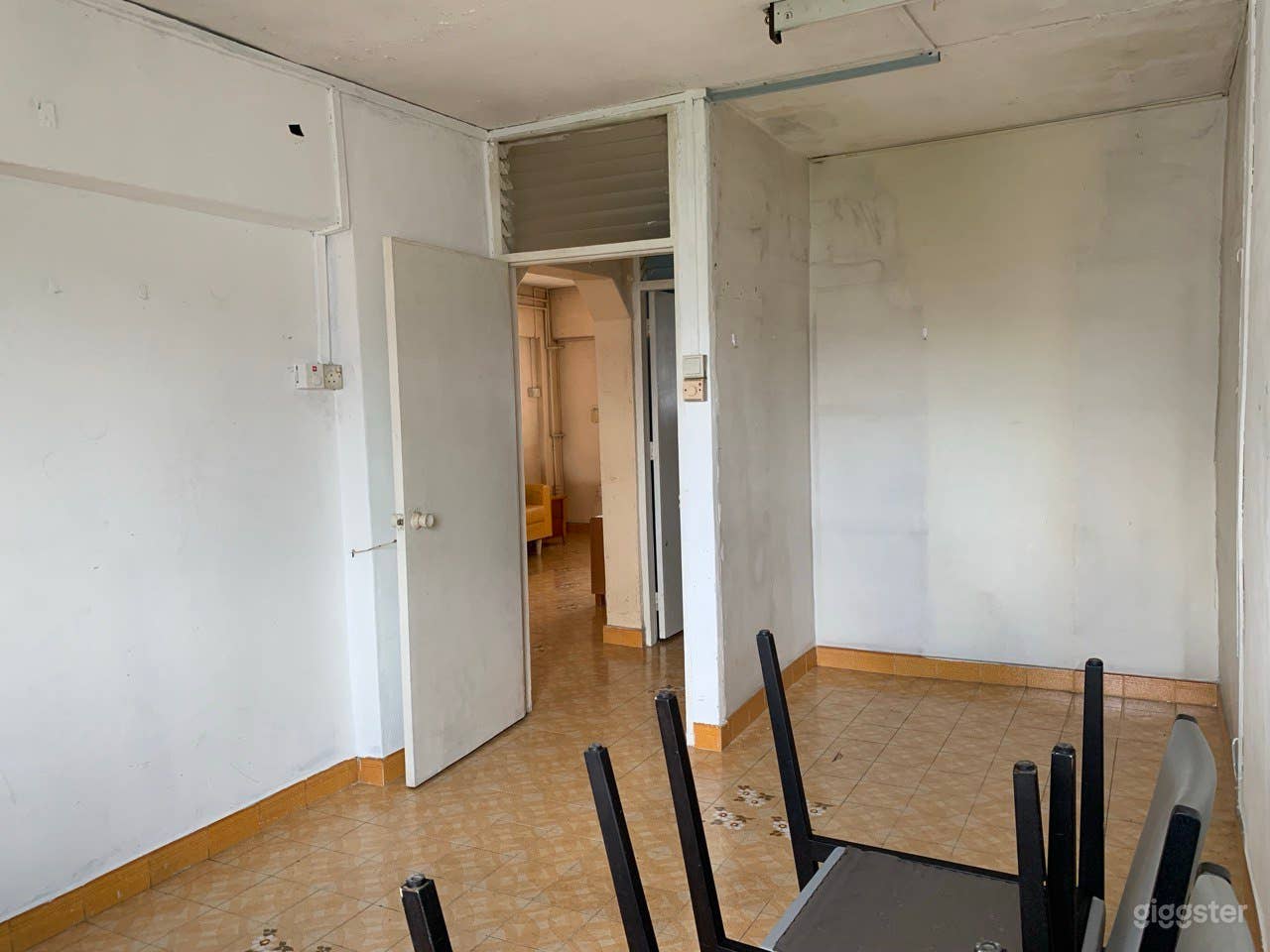 Full, vacant HDB unit with 2bedrooms & 2baths Photo 2