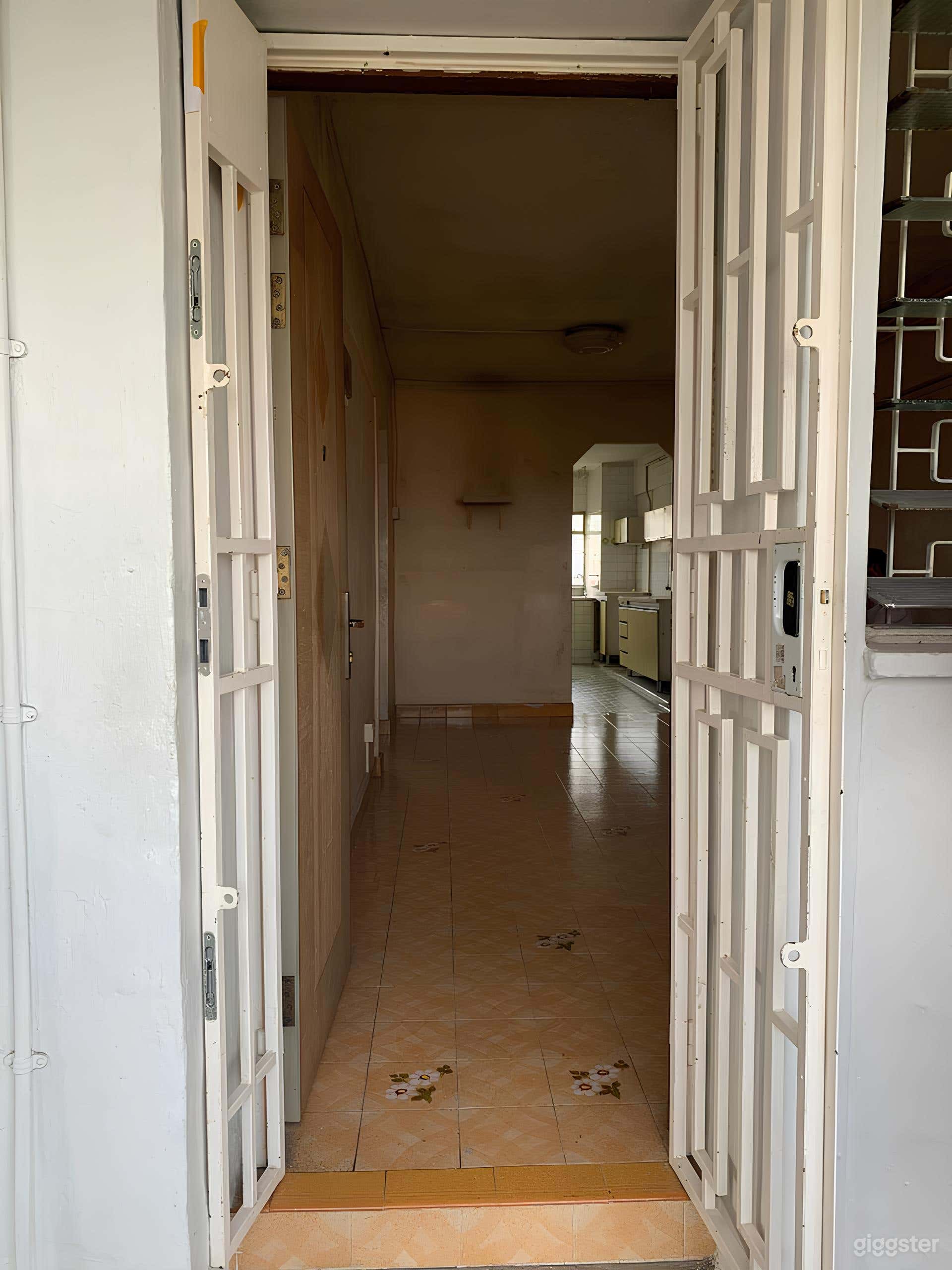 Full, vacant HDB unit with 2bedrooms & 2baths Photo 2