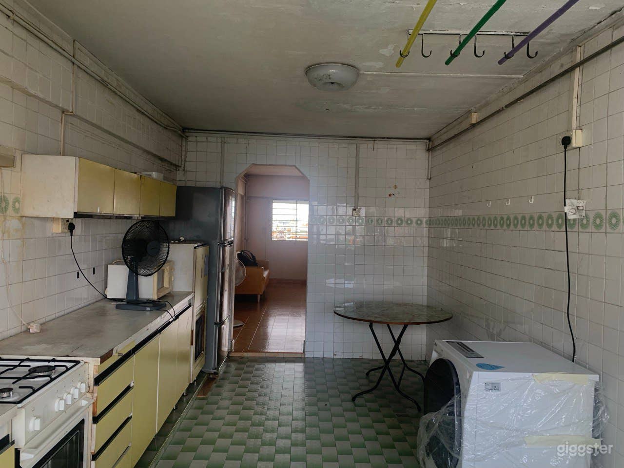 Full, vacant HDB unit with 2bedrooms & 2baths Photo 3