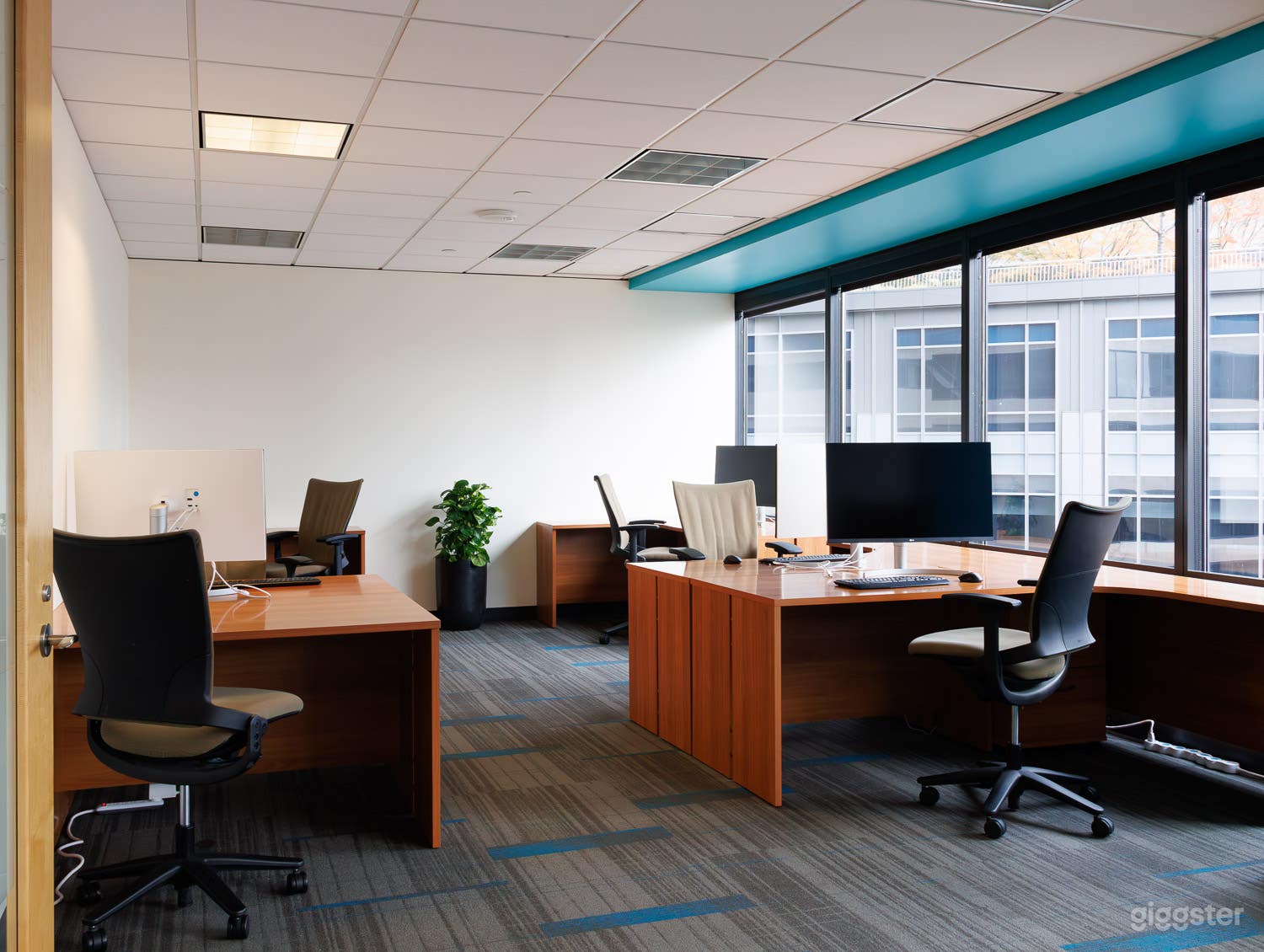 Hawaii: Tech Team Suite w/ 4K Monitors, City Views Photo 1