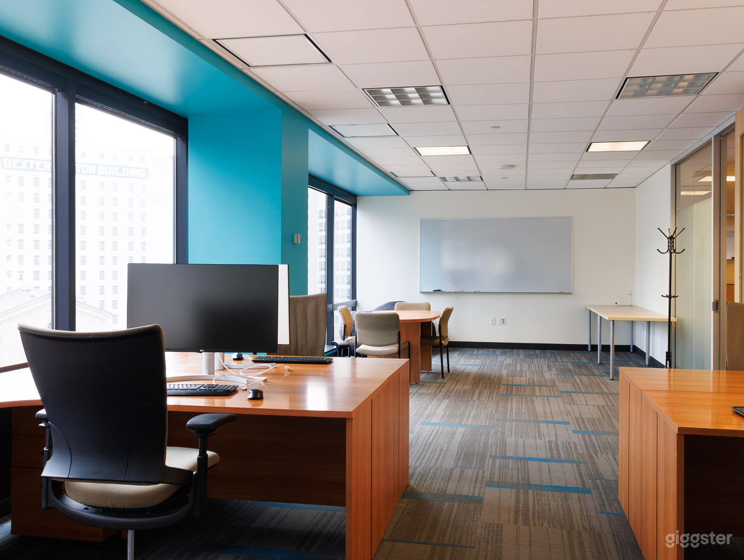 Hawaii: Tech Team Suite w/ 4K Monitors, City Views Photo 2