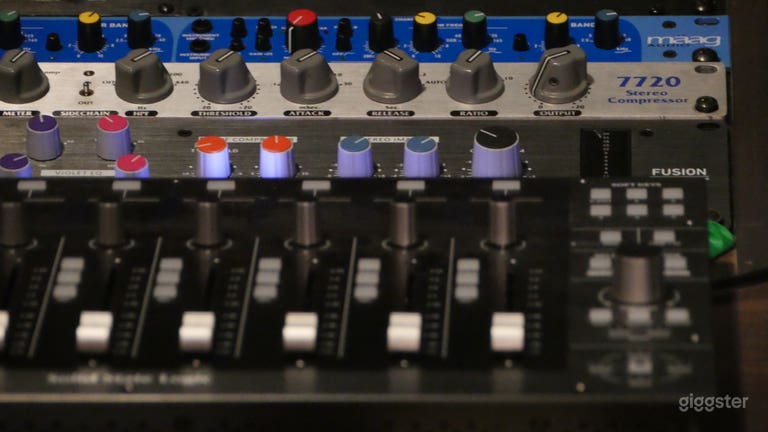  Cozy recording studio and mixing suite 