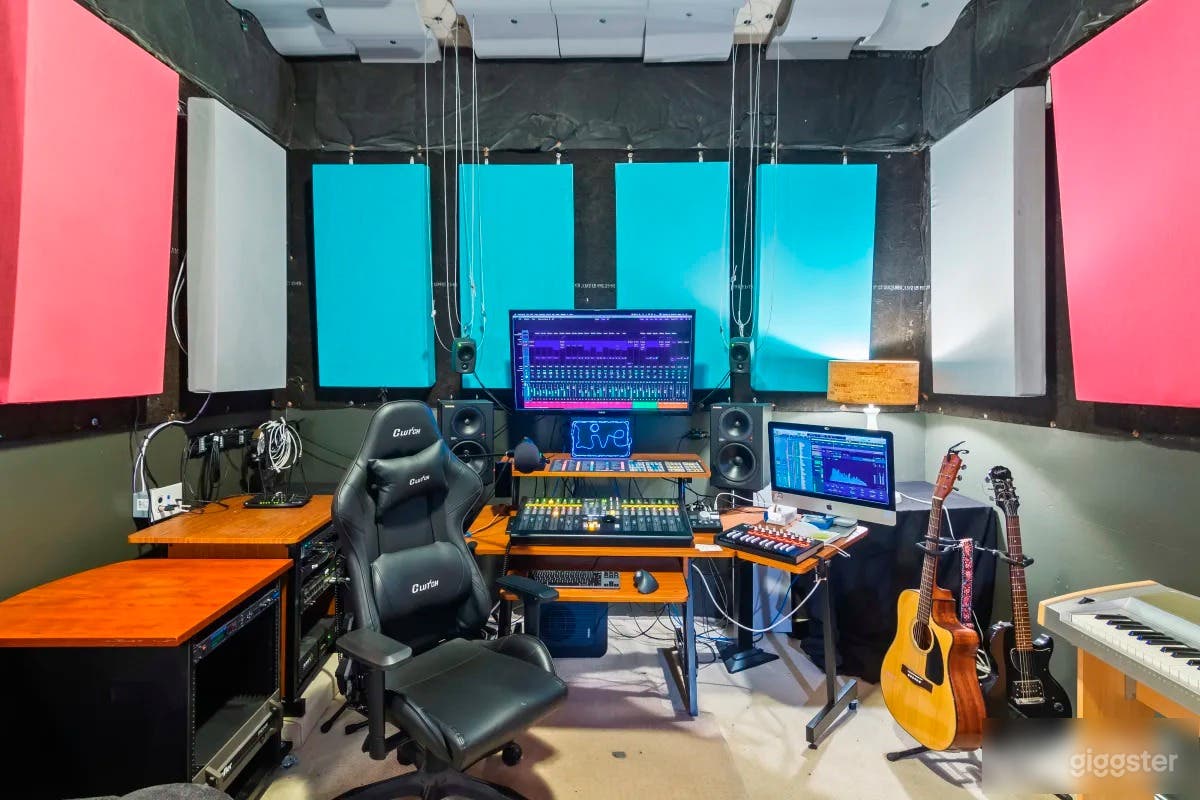 Cozy Recording studio with isolated vocal room Photo 2