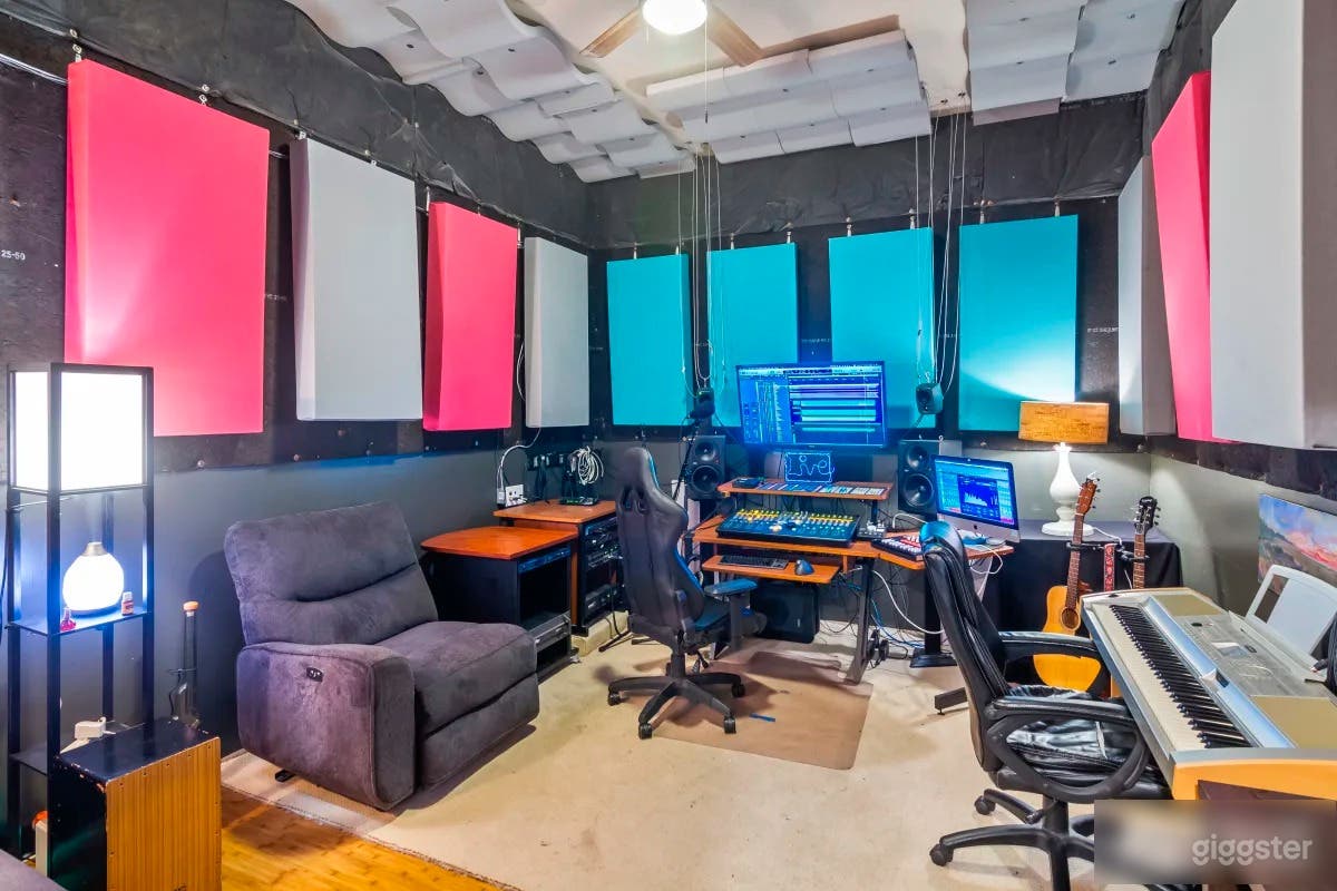 Cozy Recording studio with isolated vocal room Photo 3