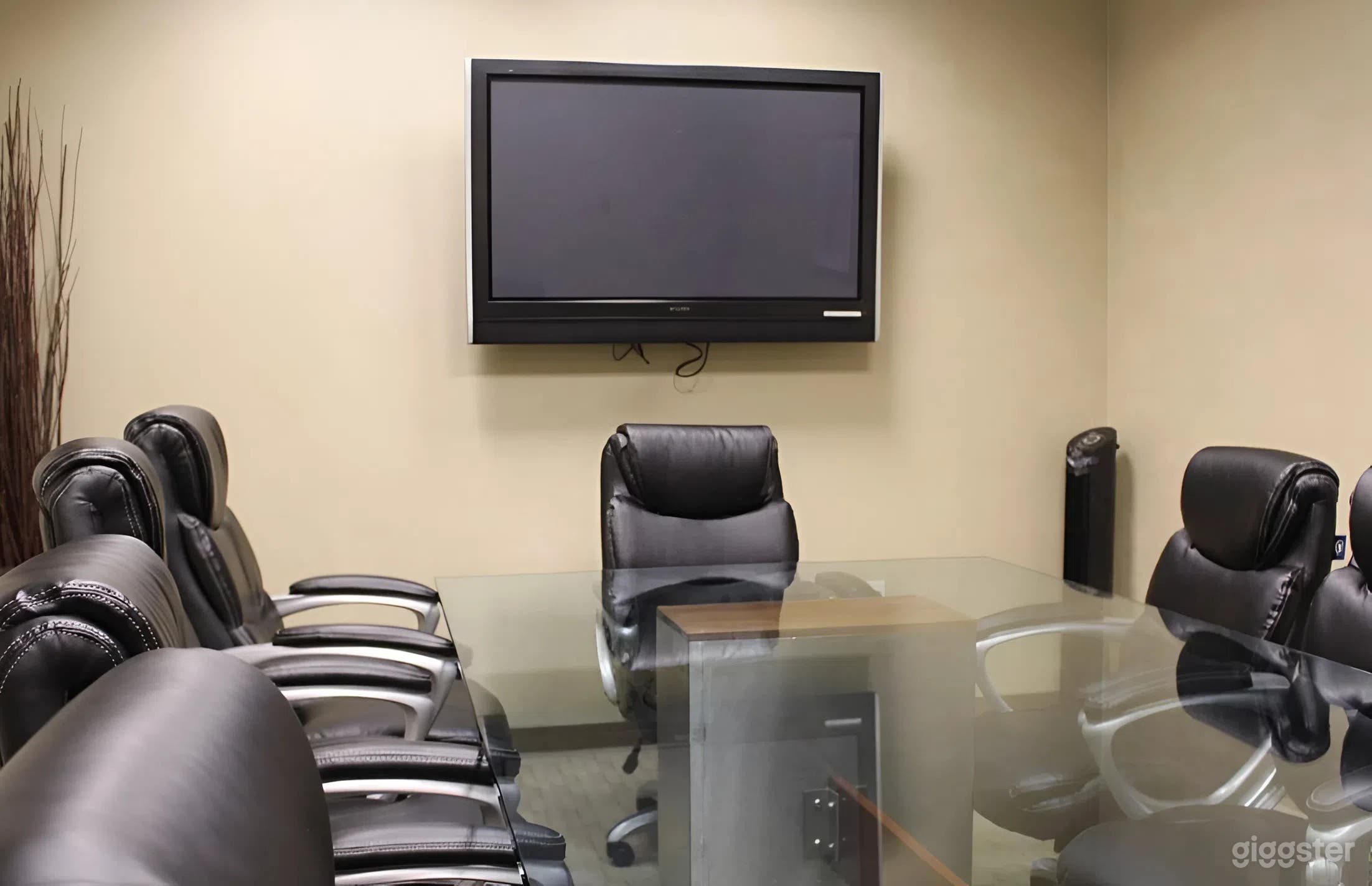 Large Conference Room for 12 in Downtown Ontario Photo 3