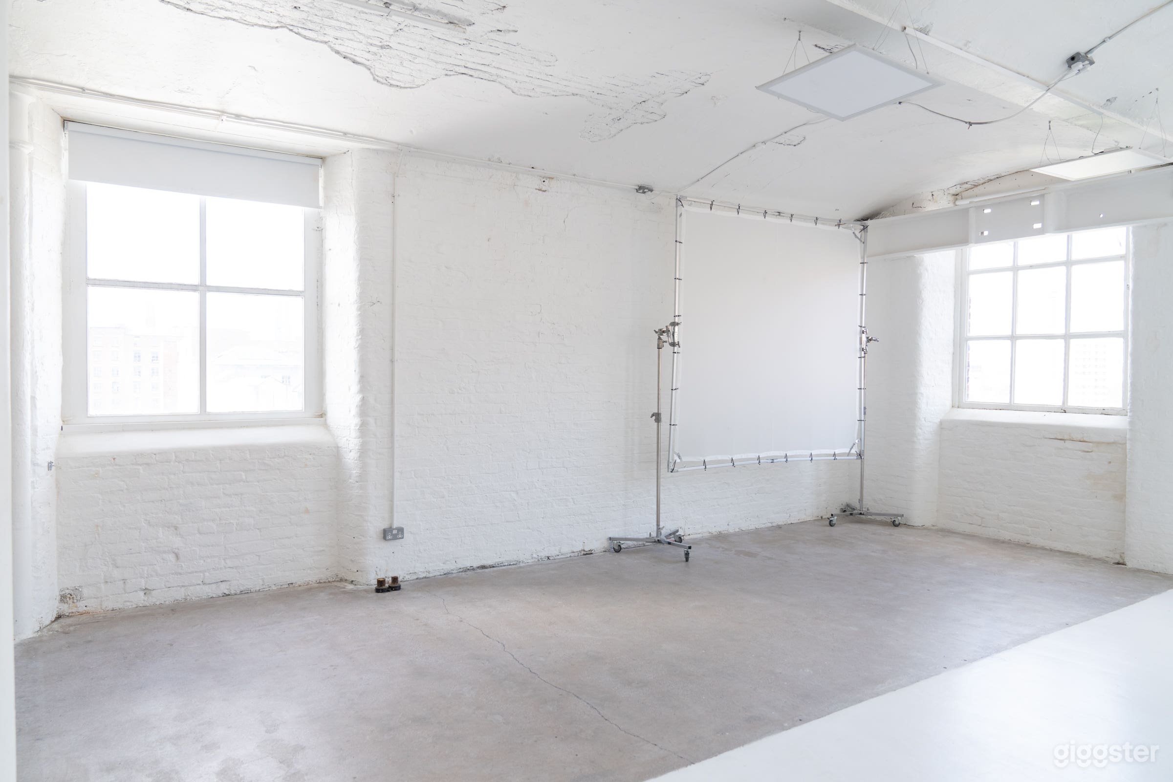 Natural light concrete studio  Photo 3