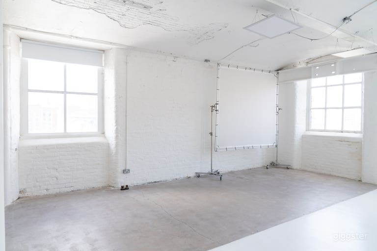  Natural light concrete studio  