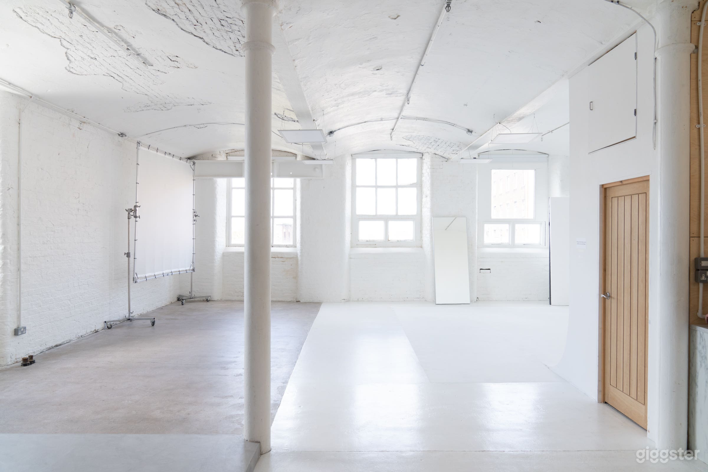 Natural light concrete studio  Photo 2