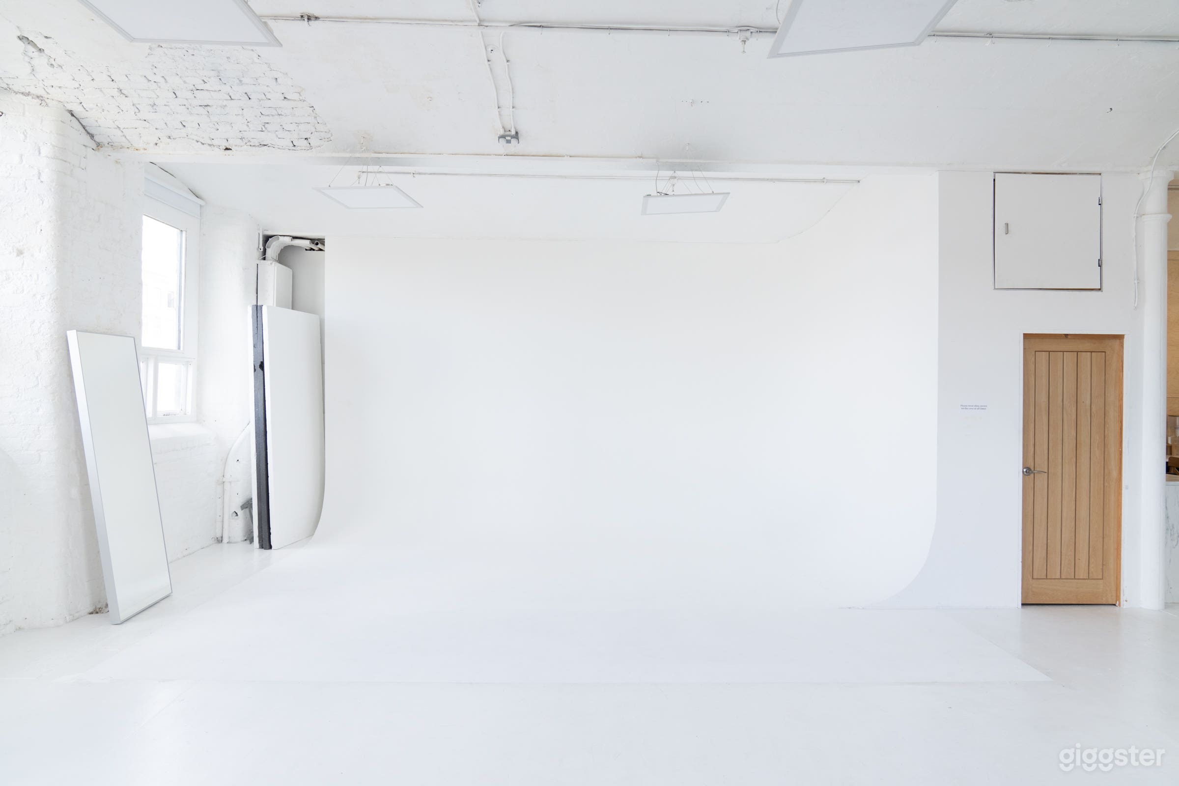 Natural light concrete studio  Photo 4