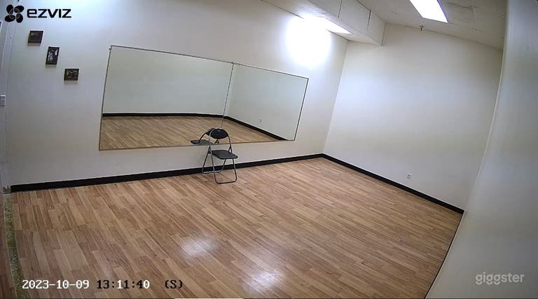  Estudio con piso de madera 