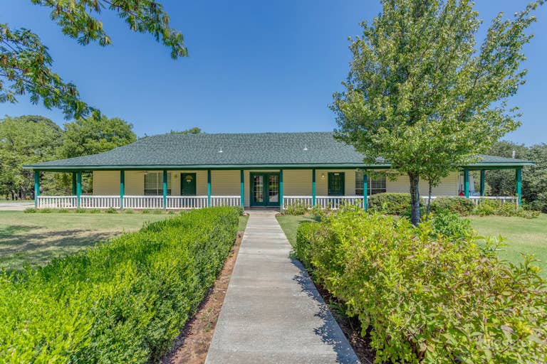  Private Dining Room with Lawn in Norman 