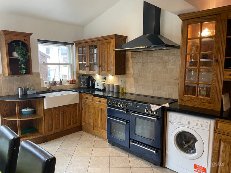  Traditional English Victorian house in London 