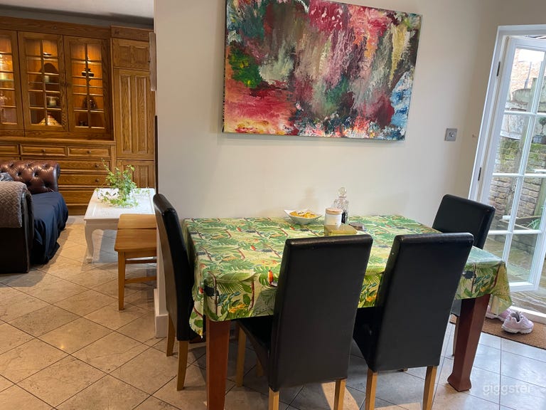  Traditional English Victorian house in London 