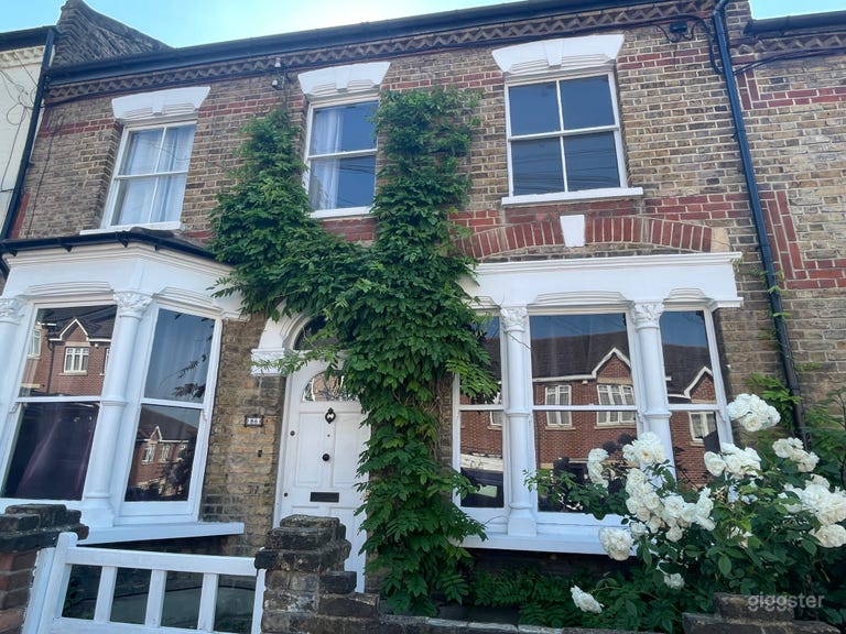  Traditional English Victorian house in London 