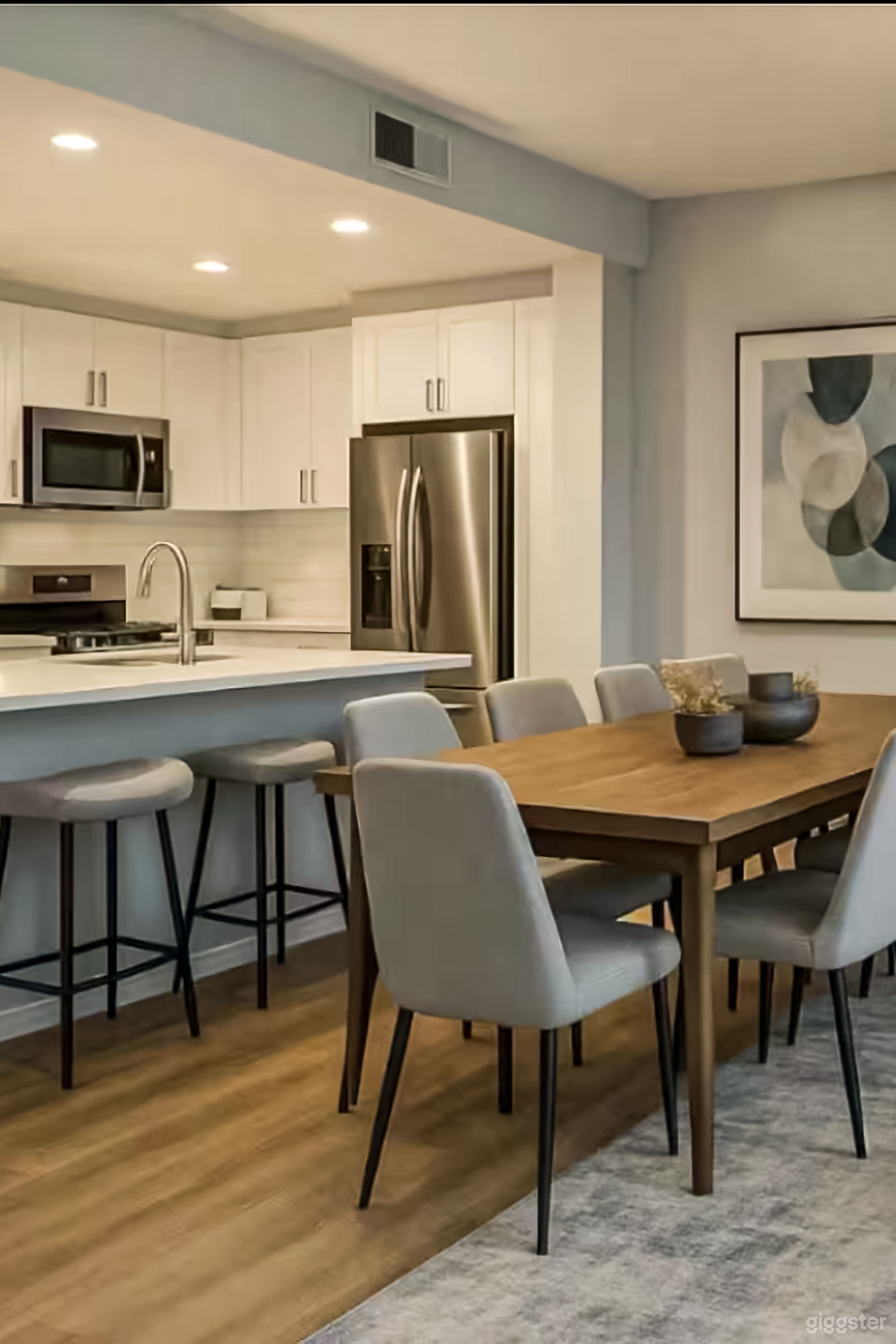 Bright Contemporary Apartment with Open Layout Photo 1