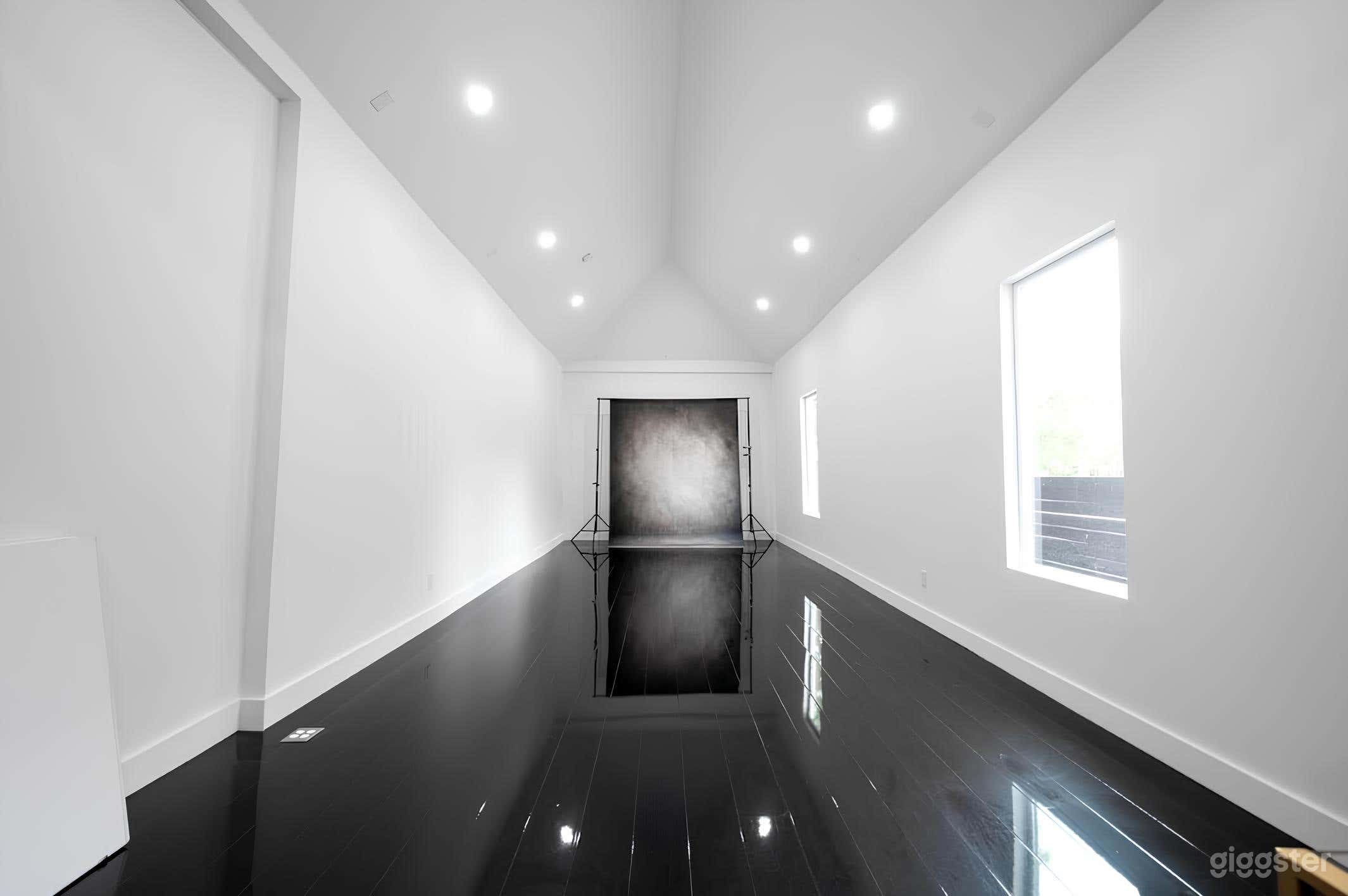 Downtown Runway Studio w/ Luxury Lounge Photo 3