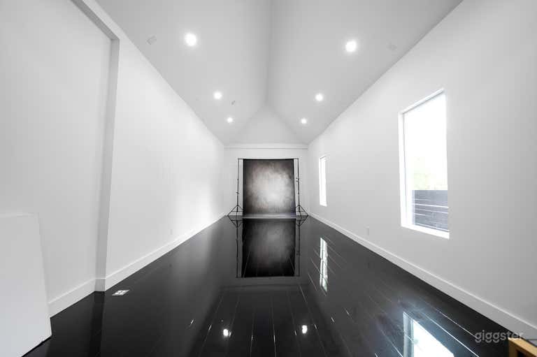  Downtown Runway Studio w/ Luxury Lounge 