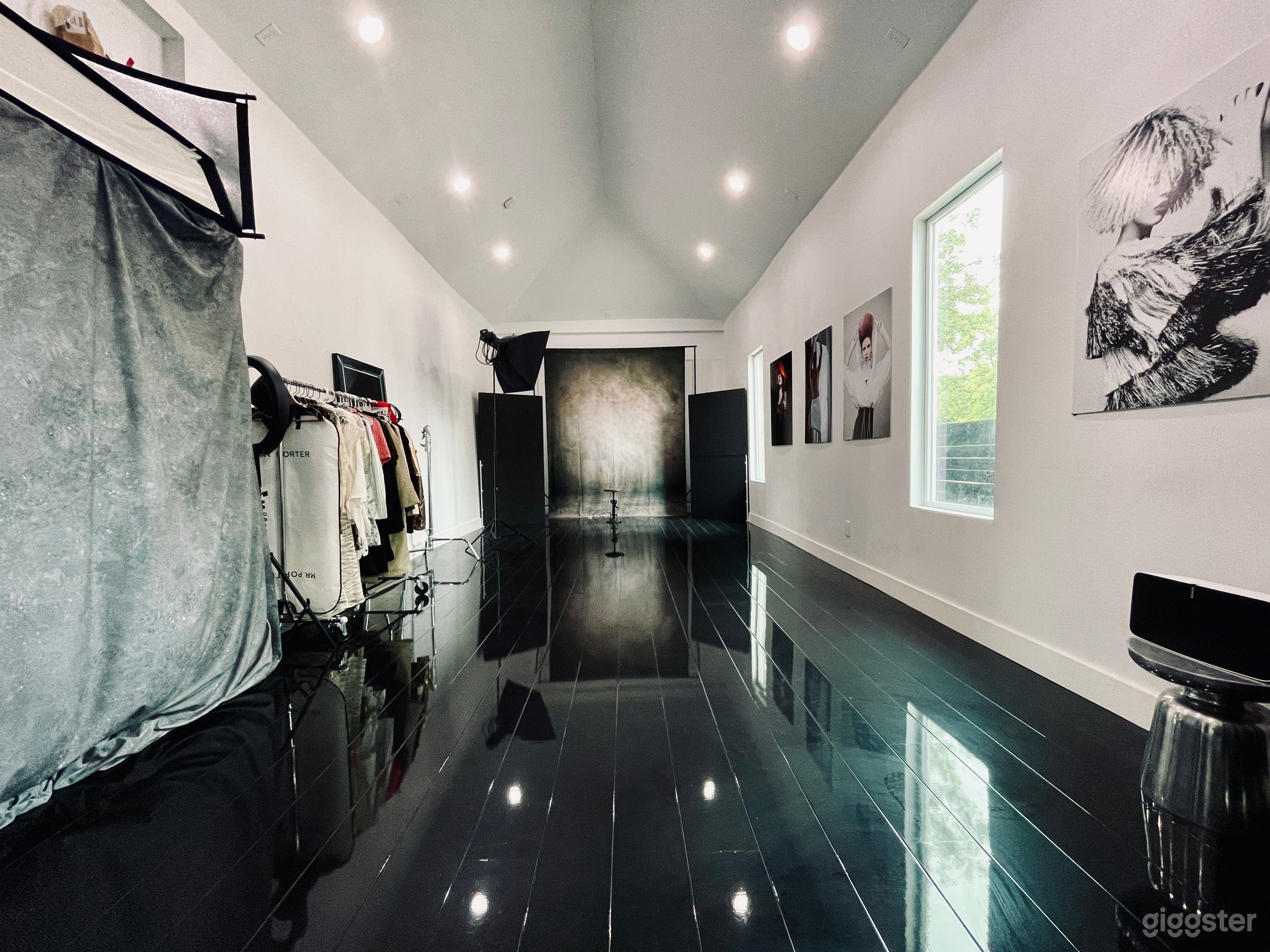 Downtown Runway Studio w/ Luxury Lounge Photo 2