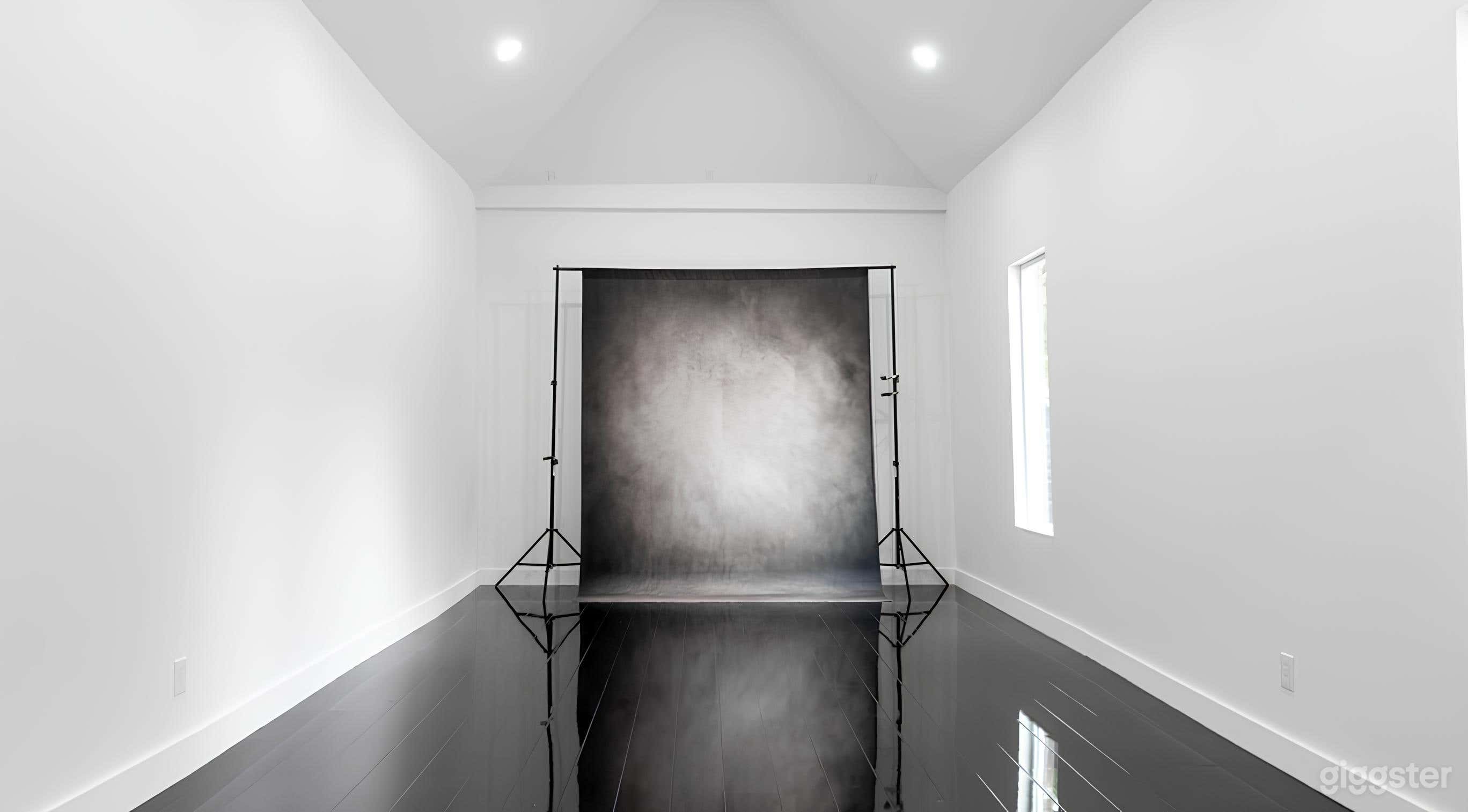 Downtown Runway Studio w/ Luxury Lounge Photo 1