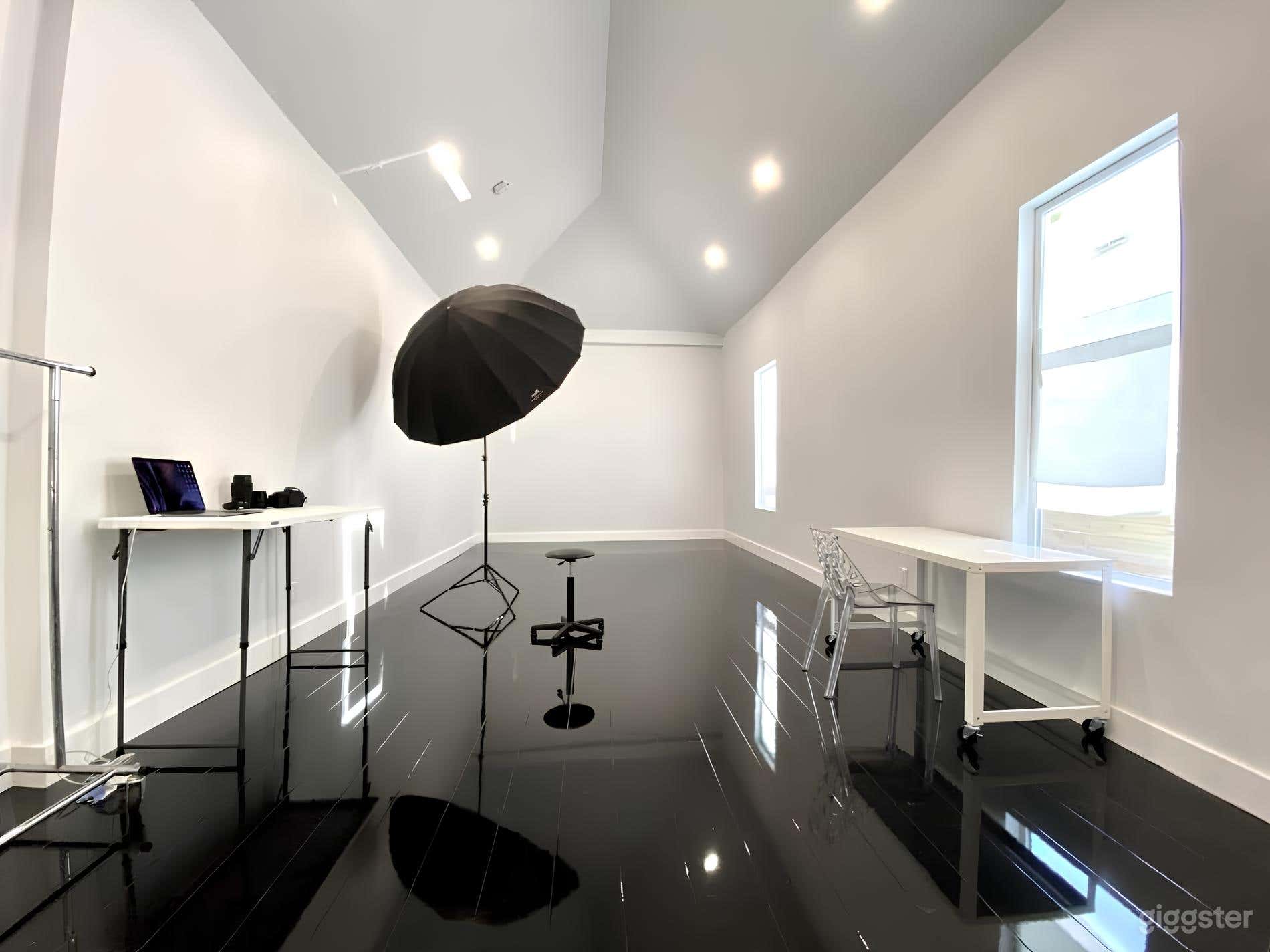 Downtown Runway Studio w/ Luxury Lounge Photo 4