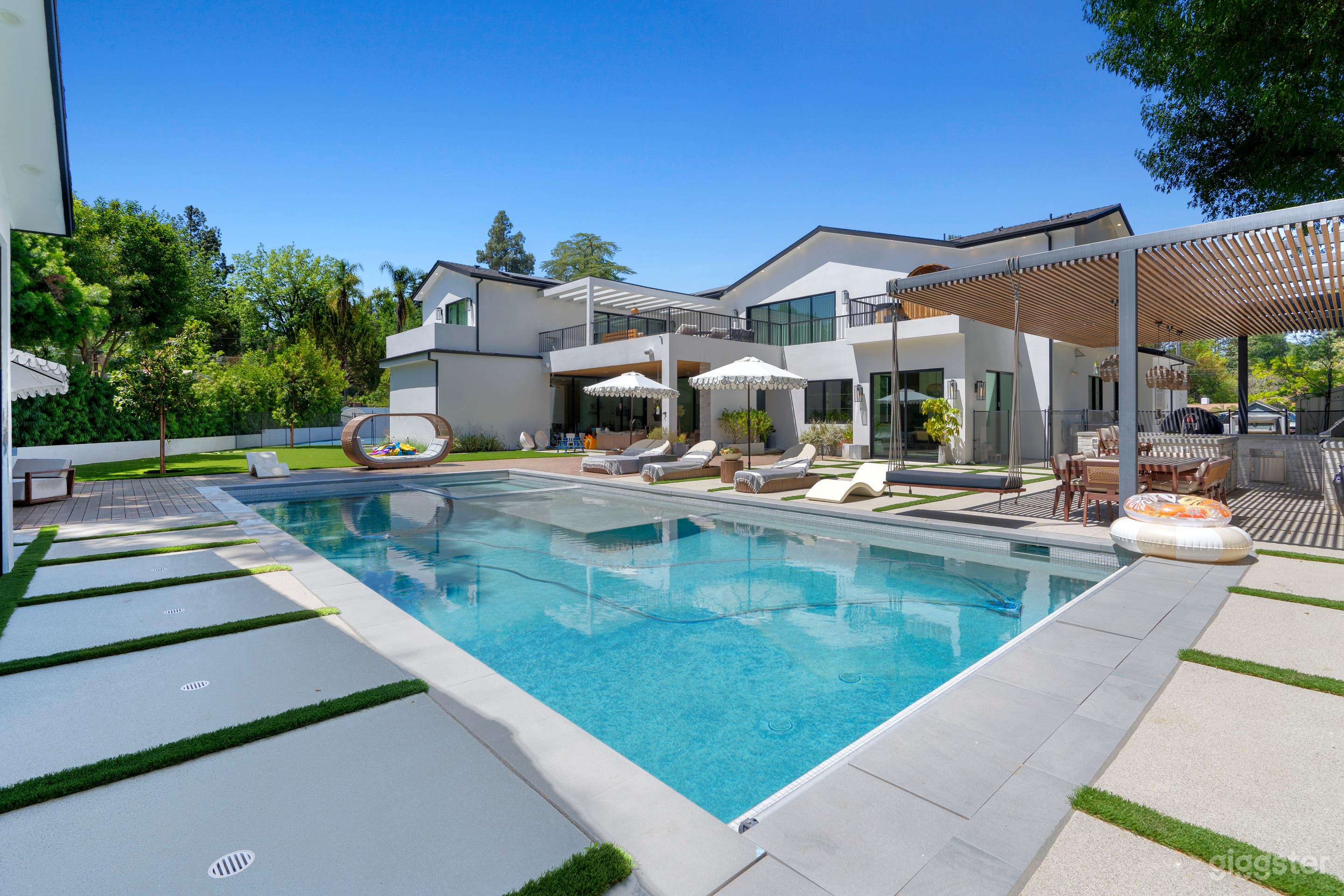 Production-Ready Modern Farmhouse with Indoor &amp;Out Photo 2