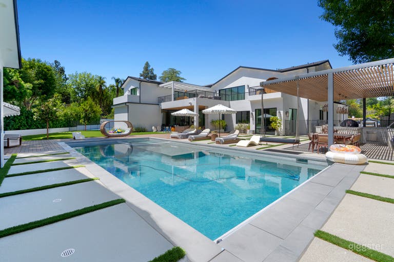  Production-Ready Modern Farmhouse with Indoor &Out 