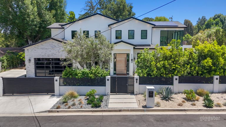  Production-Ready Modern Farmhouse with Indoor &Out 