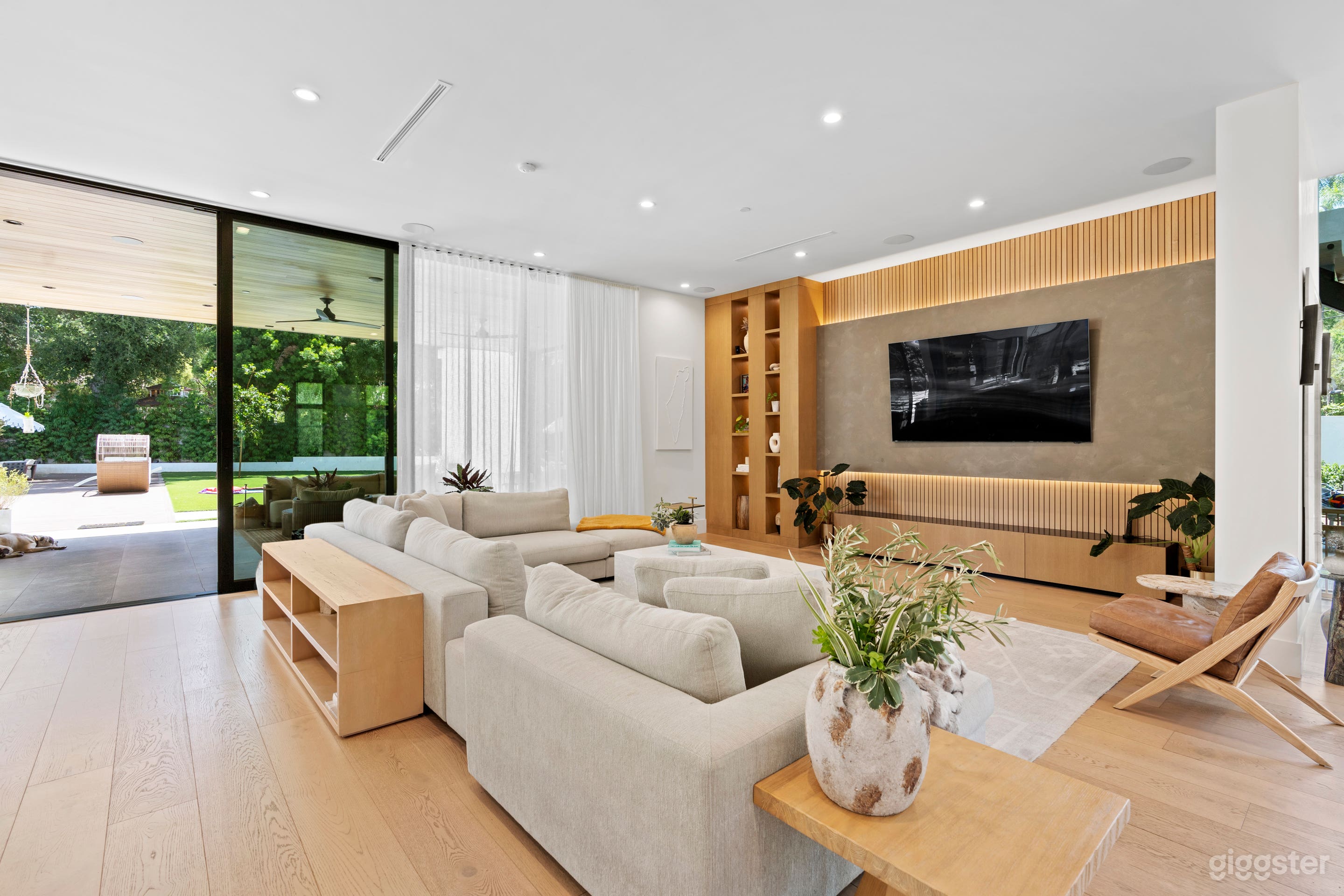 Production-Ready Modern Farmhouse with Indoor &amp;Out Photo 4