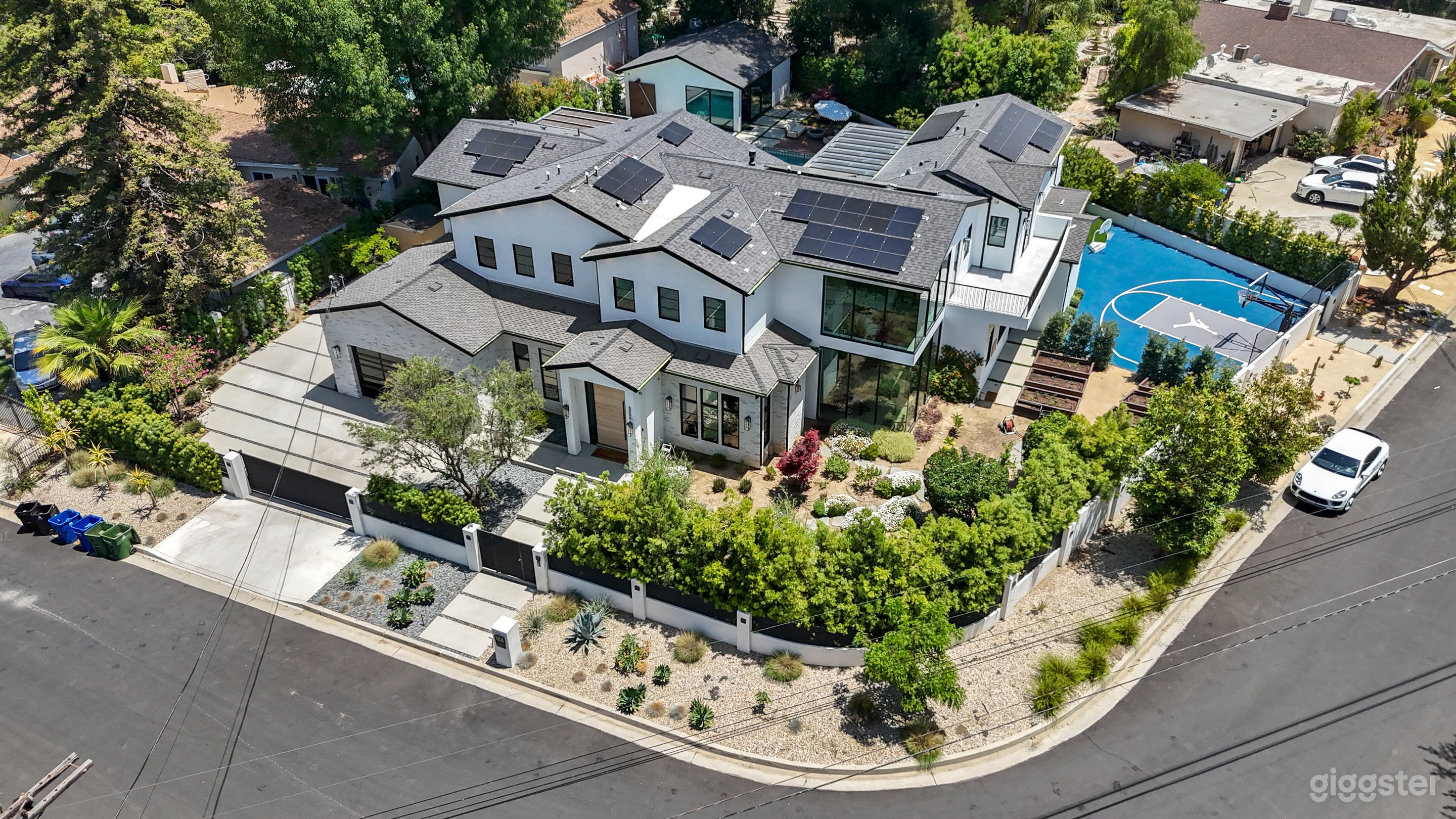 Production-Ready Modern Farmhouse with Indoor &amp;Out Photo 1