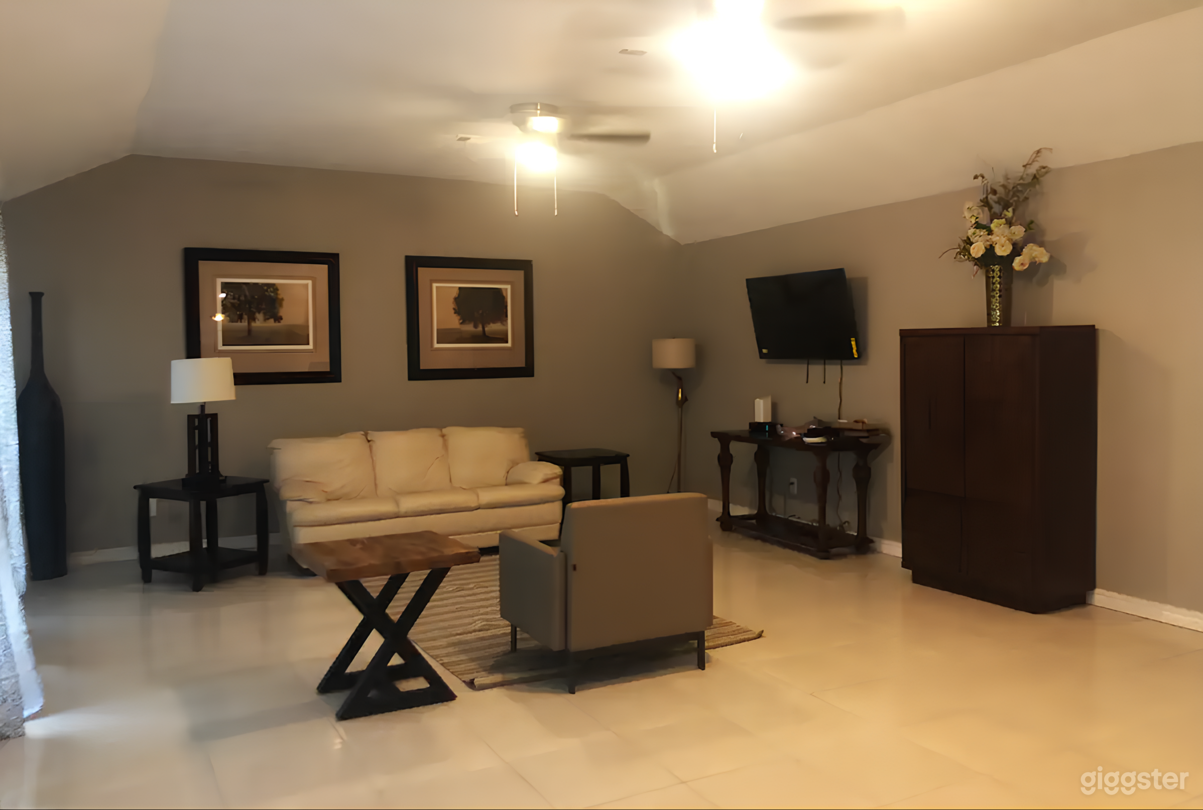 Spacious Backyard and House with Large Living Area Photo 2