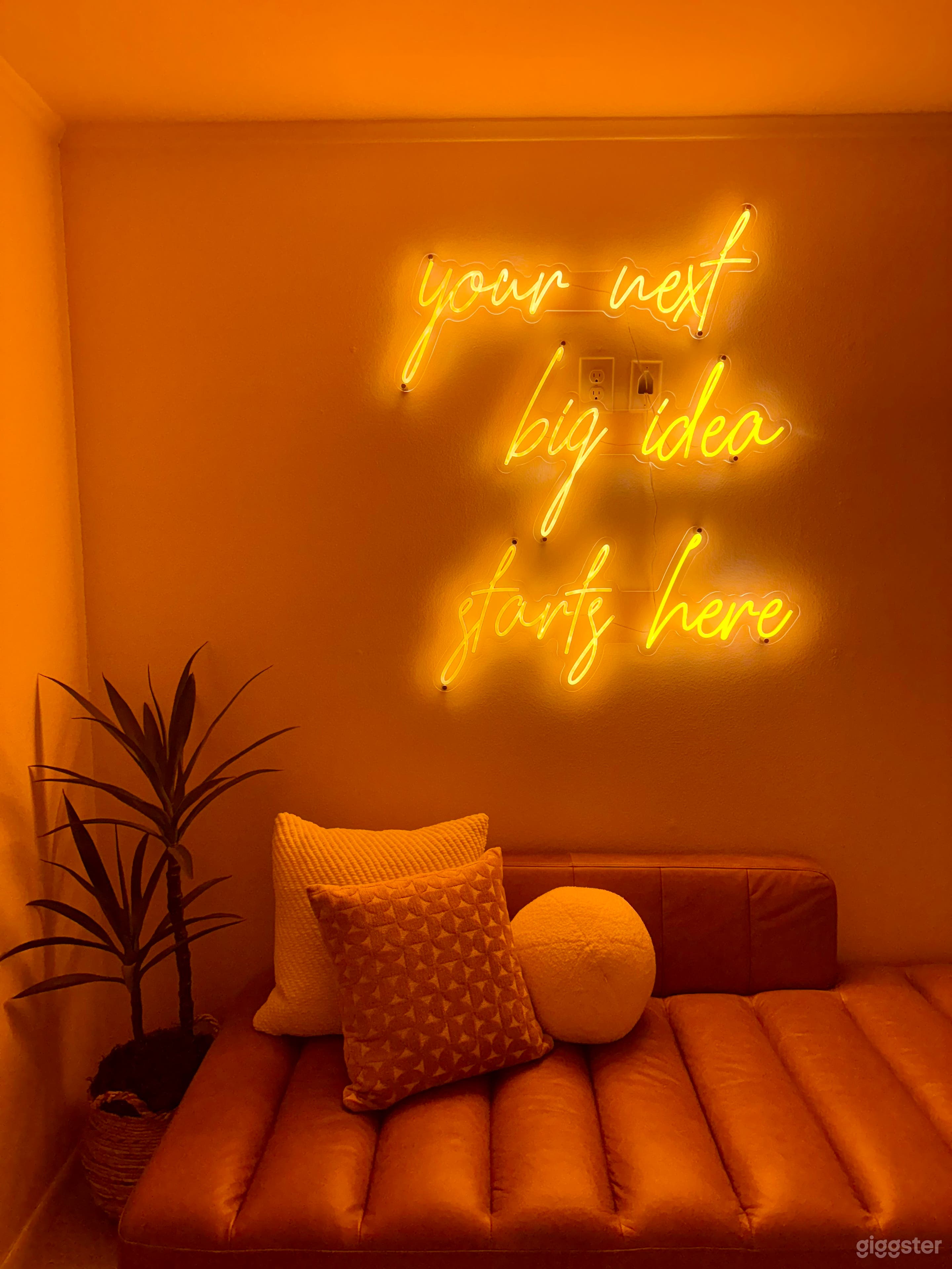 Design-Forward Mid-Century Modern Multi-Room Venue Photo 2