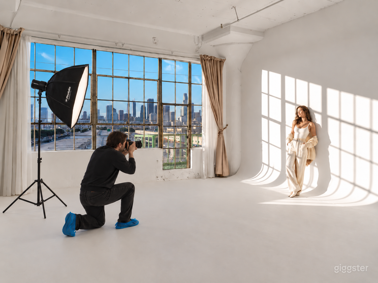  444: Natural Light Cyc Wall Studio + FREE LIGHTING 
