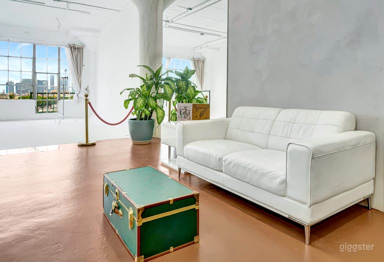  444: Natural Light Cyc Wall Studio + FREE LIGHTING 