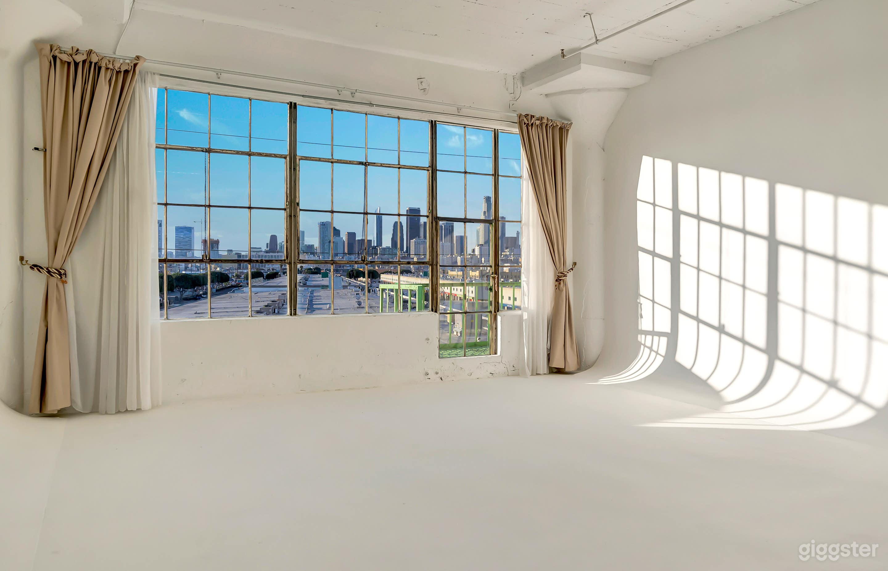 444: Natural Light Cyc Wall Studio + FREE LIGHTING Photo 1