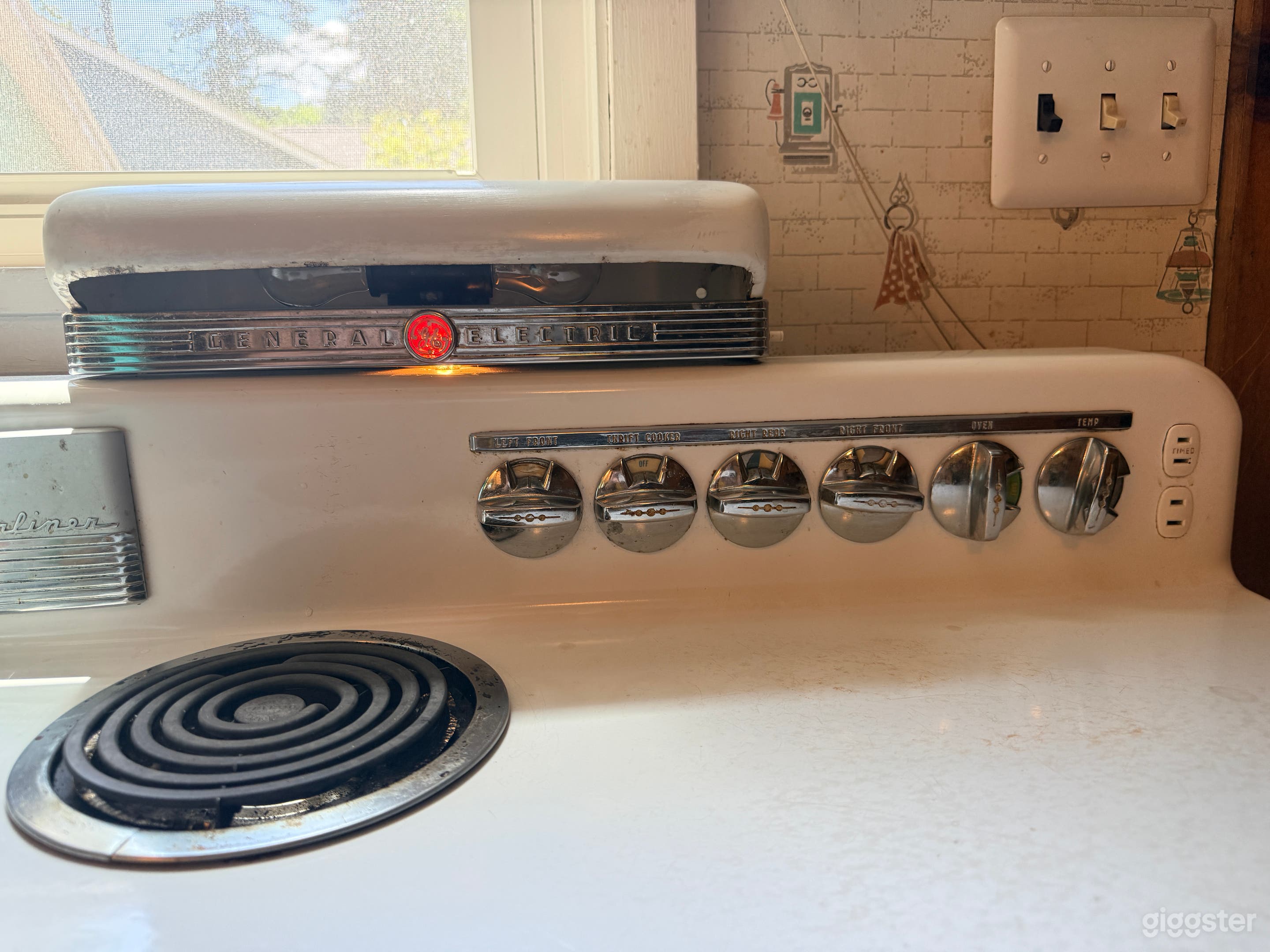 Cozy Vintage Retreat with Period Kitchen & Private Grounds Photo 4