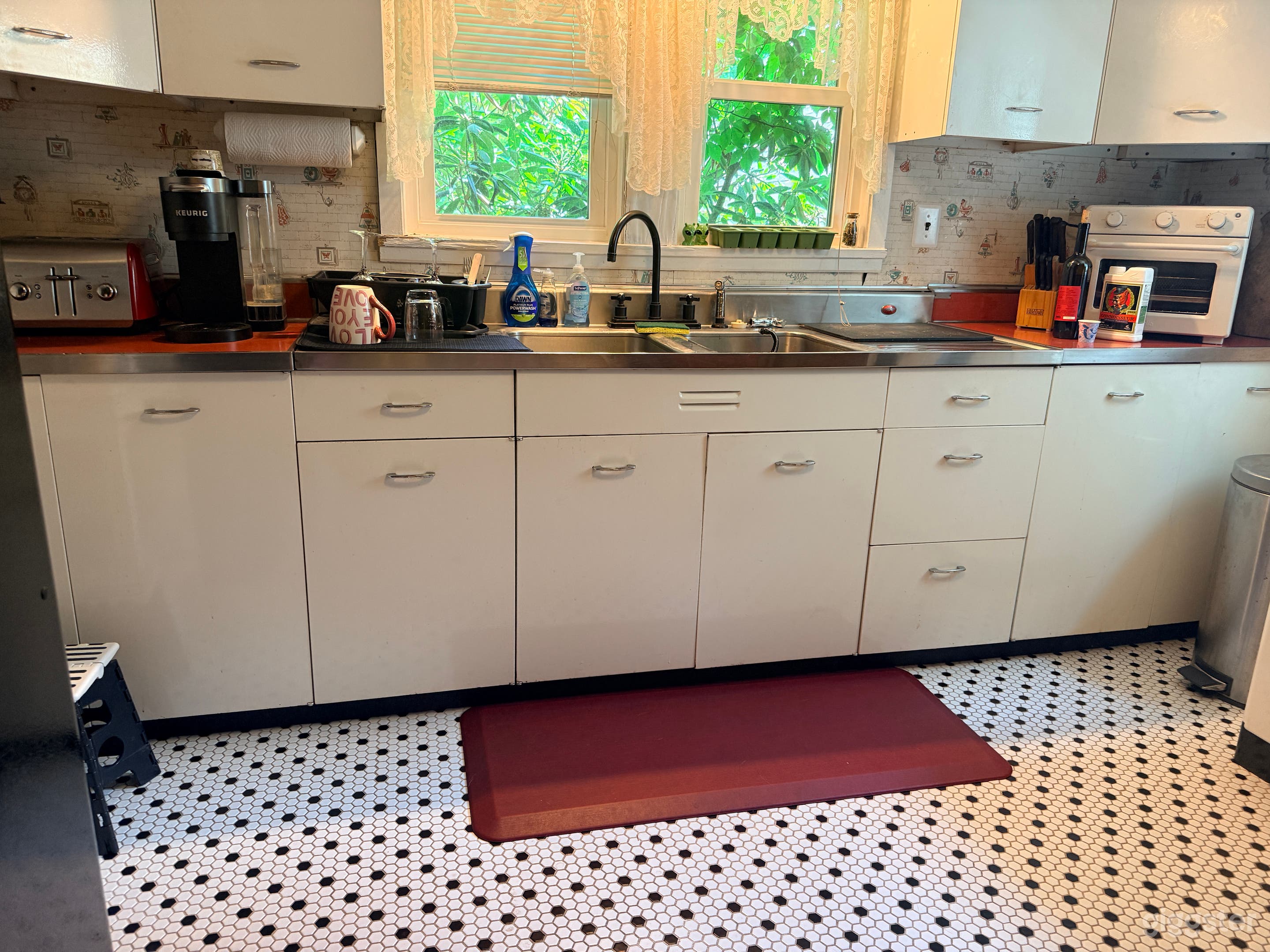 Cozy Vintage Retreat with Period Kitchen & Private Grounds Photo 3