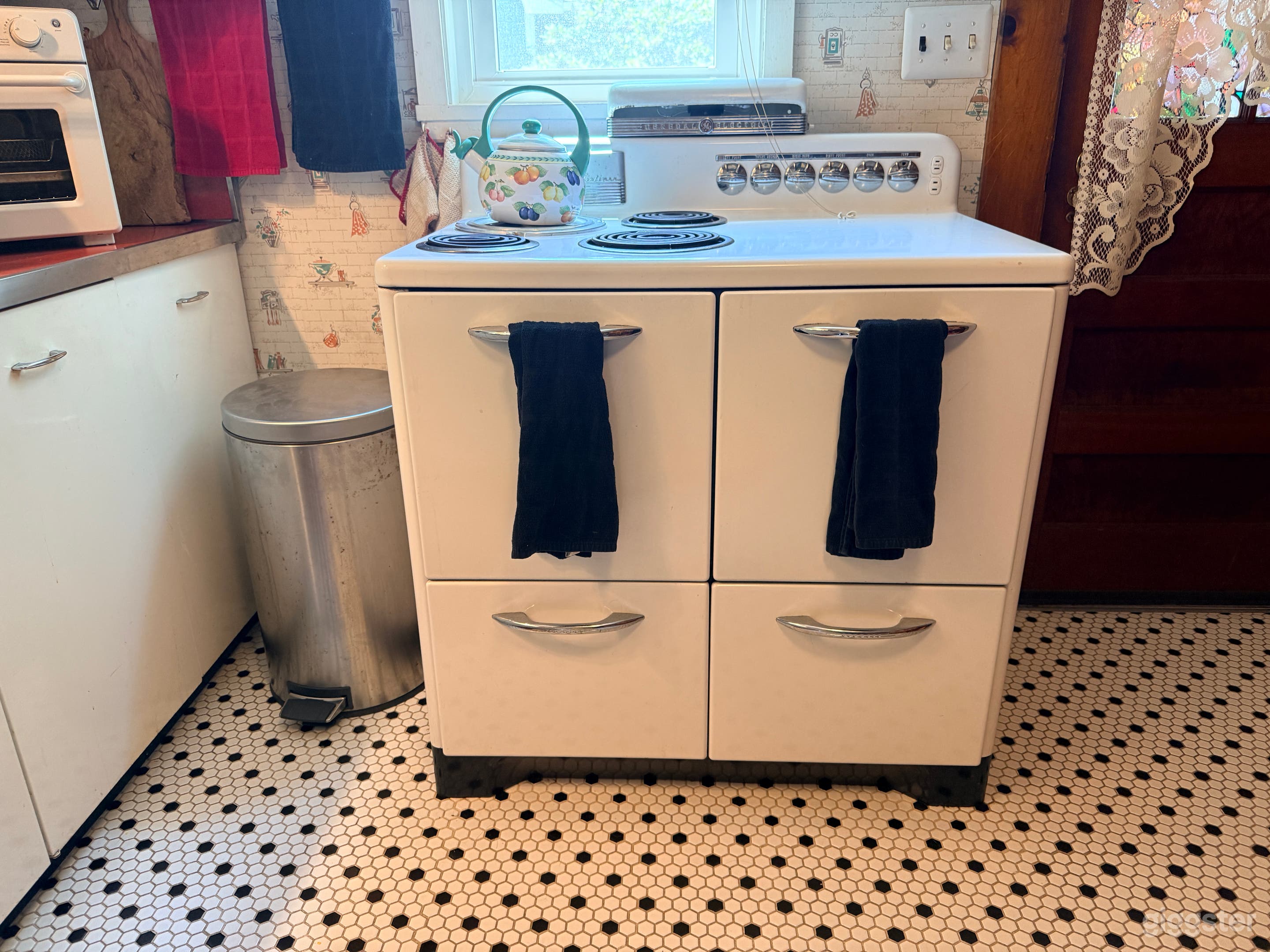 Cozy Vintage Retreat with Period Kitchen & Private Grounds Photo 2