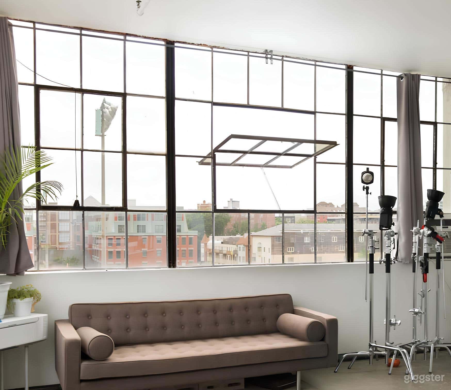 Great Daylight Studio with Large Windows Photo 1